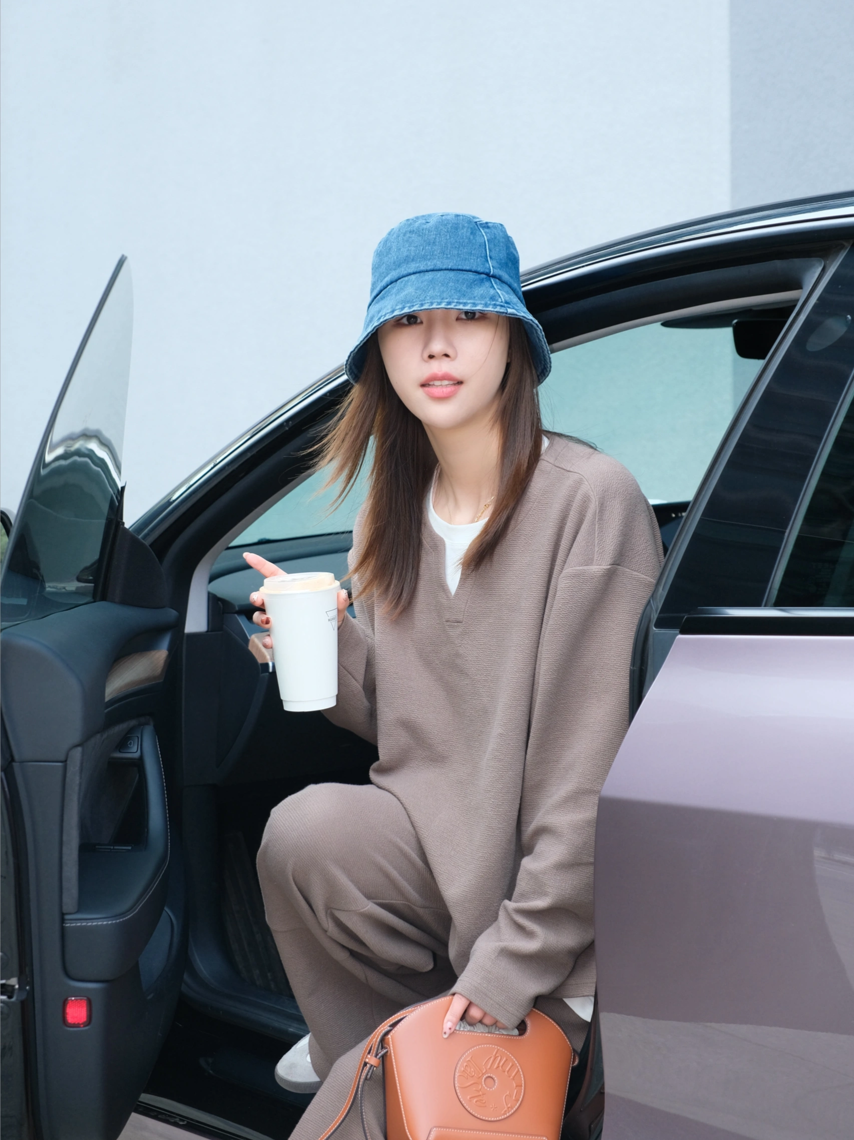 特斯拉改色成功♡是春夏疯狂心动的冰莓粉！！ 提车马上两年 终于狠狠心改色啦！
选了一眼就超级心动的冰莓粉💕
自然光下的实物是低饱和度的粉色（有一丢丢紫调
	
第一次改色还是蛮慎重的
所以直接贴了TPU改色车衣 真漆质感 还能防刮蹭 有划痕据说也能自修复
改完感觉像又提了辆新车一样🥹
而且施工师傅细节也都做得很仔细
	
选择留了悬浮顶 整体看起来更酷一些
这个颜色比黑色还耐脏很多!
很适合我这种懒得出门洗车的猪猪女孩
	
第一次贴改色膜真的好满意！！
忍不住拍了几千张吧也就
	
#特斯拉 #特斯拉model3 #特斯拉改色 #车衣 #特斯拉改装 #特斯拉贴膜 #汽车改色贴膜 #我的日常 #与Tesla的精彩瞬间  #适合女孩子的车  #膜小二TPU改色车衣 #膜小二冰莓粉 @汽车薯 @佳佳Jzyyyy