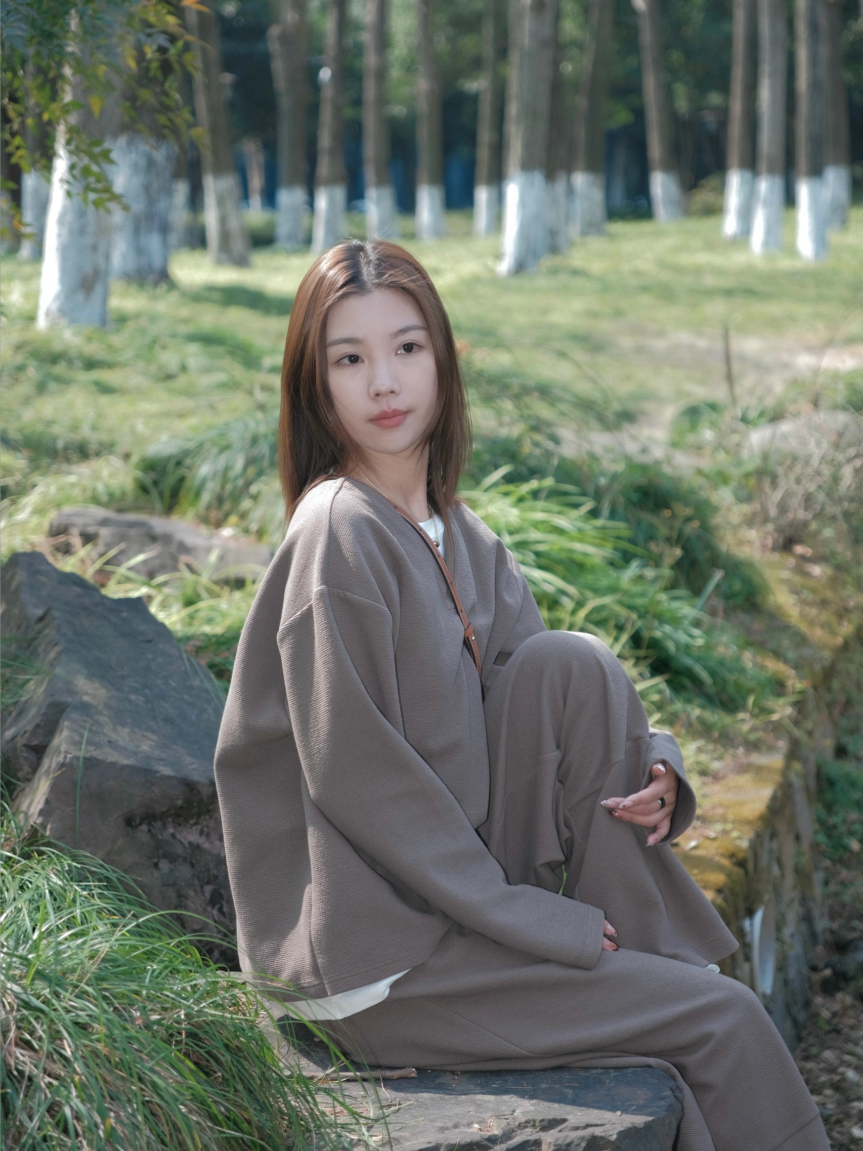 特斯拉改色成功♡是春夏疯狂心动的冰莓粉！！ 提车马上两年 终于狠狠心改色啦！
选了一眼就超级心动的冰莓粉💕
自然光下的实物是低饱和度的粉色（有一丢丢紫调
	
第一次改色还是蛮慎重的
所以直接贴了TPU改色车衣 真漆质感 还能防刮蹭 有划痕据说也能自修复
改完感觉像又提了辆新车一样🥹
而且施工师傅细节也都做得很仔细
	
选择留了悬浮顶 整体看起来更酷一些
这个颜色比黑色还耐脏很多!
很适合我这种懒得出门洗车的猪猪女孩
	
第一次贴改色膜真的好满意！！
忍不住拍了几千张吧也就
	
#特斯拉 #特斯拉model3 #特斯拉改色 #车衣 #特斯拉改装 #特斯拉贴膜 #汽车改色贴膜 #我的日常 #与Tesla的精彩瞬间  #适合女孩子的车  #膜小二TPU改色车衣 #膜小二冰莓粉 @汽车薯 @佳佳Jzyyyy