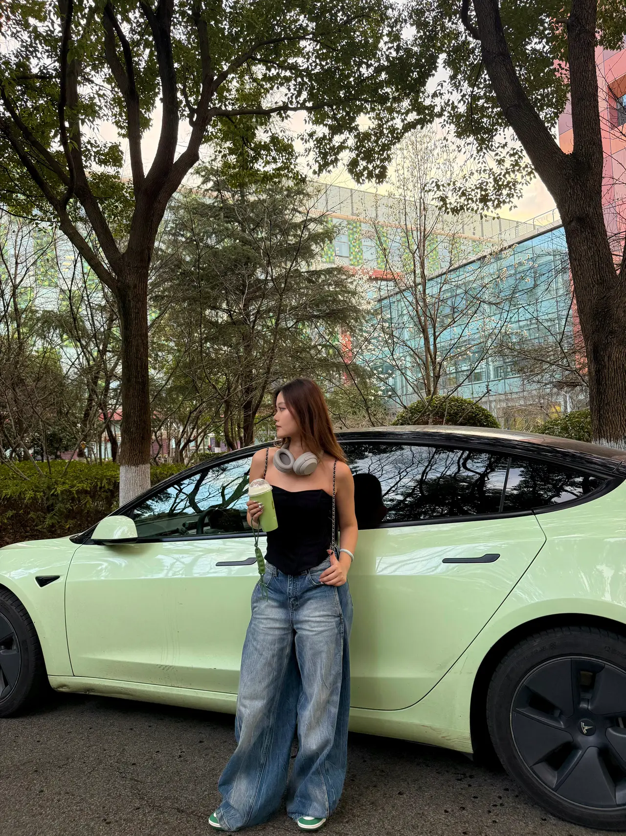 Tesla车主开毛豆喝毛豆🫛 太春天啦🍃 本毛豆车主居然体验到了“毛豆配毛豆”
豆乳奶盖咸香回味!
搭配碧螺春茶底 喝起来完全不腻~
燕麦爆爆珠咬开瞬间爆浆💦
还有嚼的到的毛豆颗粒🫛
这一杯真的给我太多惊喜!!
我和我妈都秒干光😆😆
一杯快乐水🧋尊嘟能解决生活的80%的烦恼
#特斯拉毛豆3#生活仪式感#奶茶打卡#百分茶毛豆碧螺春藏盐干酪 #百分茶毛豆新品 #特斯拉改色 #特斯拉女车主 @五元里美🐰