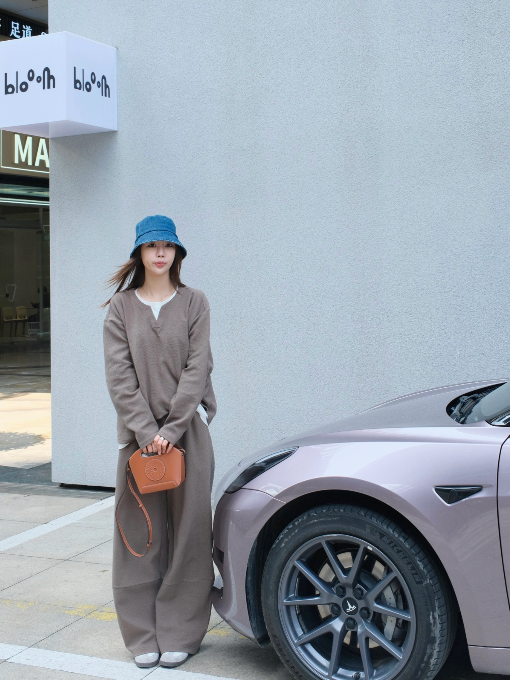 特斯拉改色成功♡是春夏疯狂心动的冰莓粉！！ 提车马上两年 终于狠狠心改色啦！
选了一眼就超级心动的冰莓粉💕
自然光下的实物是低饱和度的粉色（有一丢丢紫调
	
第一次改色还是蛮慎重的
所以直接贴了TPU改色车衣 真漆质感 还能防刮蹭 有划痕据说也能自修复
改完感觉像又提了辆新车一样🥹
而且施工师傅细节也都做得很仔细
	
选择留了悬浮顶 整体看起来更酷一些
这个颜色比黑色还耐脏很多!
很适合我这种懒得出门洗车的猪猪女孩
	
第一次贴改色膜真的好满意！！
忍不住拍了几千张吧也就
	
#特斯拉 #特斯拉model3 #特斯拉改色 #车衣 #特斯拉改装 #特斯拉贴膜 #汽车改色贴膜 #我的日常 #与Tesla的精彩瞬间  #适合女孩子的车  #膜小二TPU改色车衣 #膜小二冰莓粉 @汽车薯 @佳佳Jzyyyy