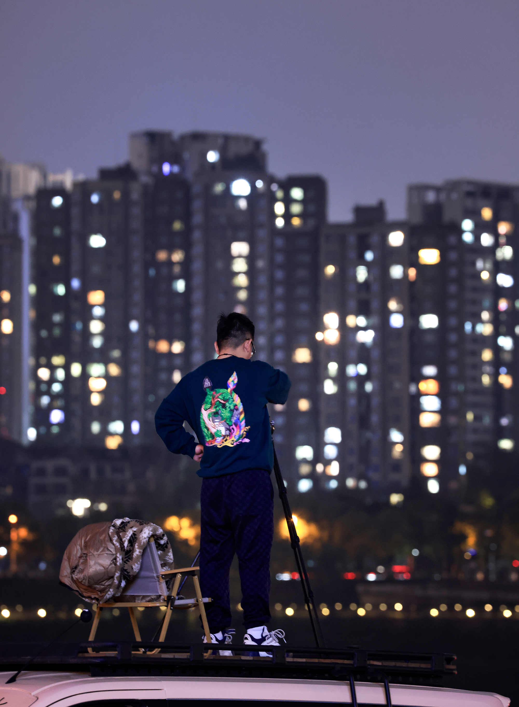 答应我📷下次拍车试试长曝光 汽车摄影干货，先收藏后看
[星R]现场花絮在最后三图[星R]
相机📷富士GFX100II
出镜🚗焕新ModelY
地点[打卡R]重庆渔秋浩码头
以封面图为例，拍摄步骤——
[一R]参数设置
找一处高机位（我是站在露营车顶上），架好三脚架，手动曝光模式，快门15秒，感光100，光圈f11
[二R]拍第一张光轨
先拍尾灯光轨，焕新ModelY漫反射式尾灯刚好能拉出一条红色光带，跟开车的小伙伴商量好出发和停车的位置，调整好相机构图即可拍摄
[三R]拍二张车
拍好第一张光轨后，车到停止位置保持不动，相机也保持不动，再给车身打光，确保车身曝光OK
Tips：想知道如何给车身打光的小伙伴请留言
[四R]拍第三张背景
相机继续不动，再选一个合适的曝光值曝亮背景
[五R]PS合成
后期合成方法很简单，如果有不知道如何合成的小伙伴请留言，有需要我单独展开一篇笔记
[六R]注意
拍摄过程中确保相机位置全程不动，合成前检查三张照片的色温是否一致，如果不一致的话在CameraRAW里调整
[星R]关于车
这是我第一次试驾特斯拉焕新ModelY，外观内饰变化之前静态拍摄时分享过，开起来最明显感受🈶三点
1⃣升级后减震更舒服，整体底盘质感更高级了
2⃣四门双层玻璃让车内静音效果明显提升
3⃣转向灯拨杆好评（懂得都懂[偷笑R]）
更多摄影干货持续更新，欢迎收藏，欢迎关注[红色心形R]
谢谢@汽车薯  邀请
#公路映画 #汽车摄影 #拍车
#摄影干货 #重庆拍车 #种草此CAR
#长曝光 #山城就开特斯拉
#焕新ModelY #我的上头车 @凯哥-公路映画