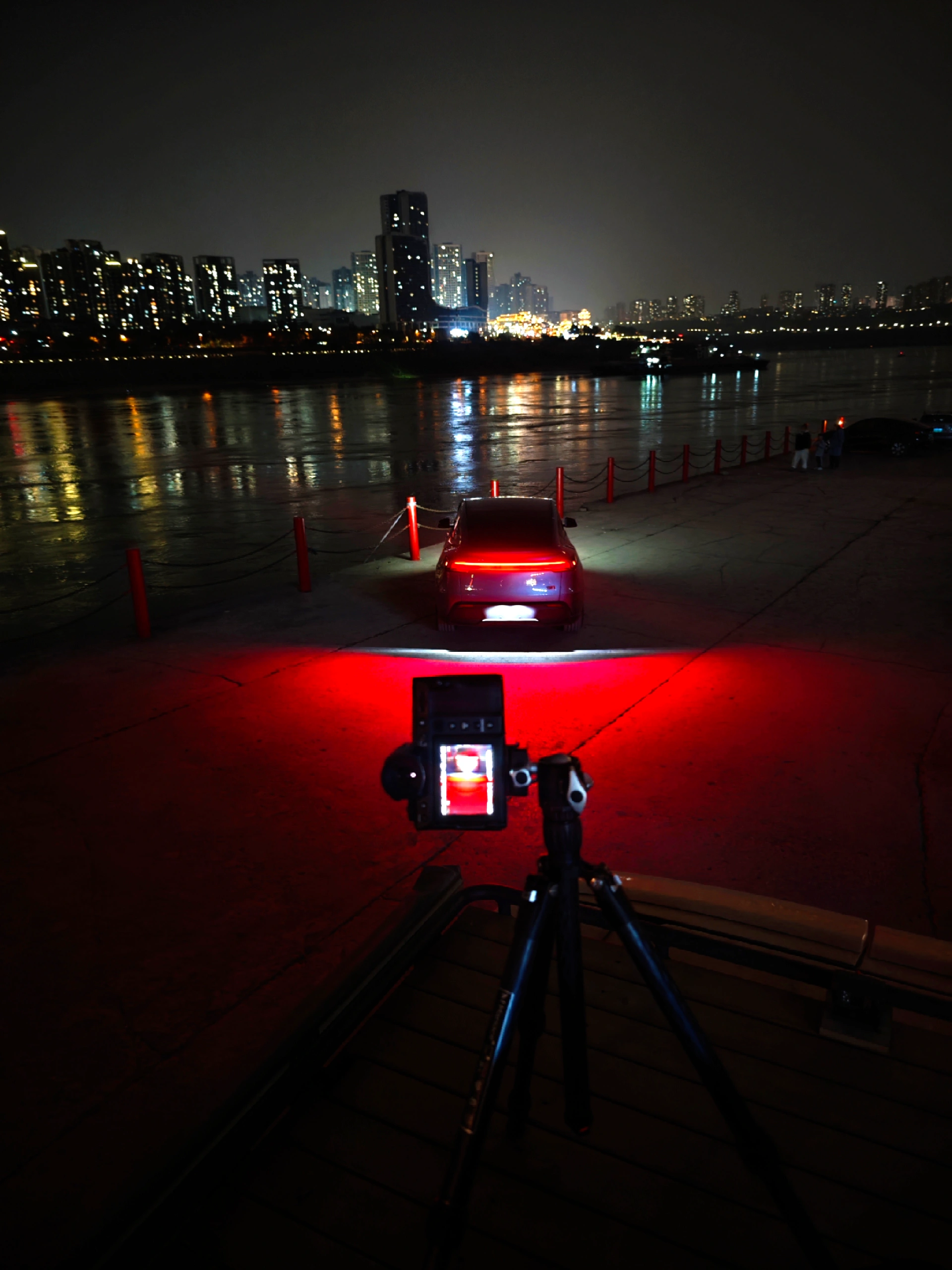 答应我📷下次拍车试试长曝光 汽车摄影干货，先收藏后看
[星R]现场花絮在最后三图[星R]
相机📷富士GFX100II
出镜🚗焕新ModelY
地点[打卡R]重庆渔秋浩码头
以封面图为例，拍摄步骤——
[一R]参数设置
找一处高机位（我是站在露营车顶上），架好三脚架，手动曝光模式，快门15秒，感光100，光圈f11
[二R]拍第一张光轨
先拍尾灯光轨，焕新ModelY漫反射式尾灯刚好能拉出一条红色光带，跟开车的小伙伴商量好出发和停车的位置，调整好相机构图即可拍摄
[三R]拍二张车
拍好第一张光轨后，车到停止位置保持不动，相机也保持不动，再给车身打光，确保车身曝光OK
Tips：想知道如何给车身打光的小伙伴请留言
[四R]拍第三张背景
相机继续不动，再选一个合适的曝光值曝亮背景
[五R]PS合成
后期合成方法很简单，如果有不知道如何合成的小伙伴请留言，有需要我单独展开一篇笔记
[六R]注意
拍摄过程中确保相机位置全程不动，合成前检查三张照片的色温是否一致，如果不一致的话在CameraRAW里调整
[星R]关于车
这是我第一次试驾特斯拉焕新ModelY，外观内饰变化之前静态拍摄时分享过，开起来最明显感受🈶三点
1⃣升级后减震更舒服，整体底盘质感更高级了
2⃣四门双层玻璃让车内静音效果明显提升
3⃣转向灯拨杆好评（懂得都懂[偷笑R]）
更多摄影干货持续更新，欢迎收藏，欢迎关注[红色心形R]
谢谢@汽车薯  邀请
#公路映画 #汽车摄影 #拍车
#摄影干货 #重庆拍车 #种草此CAR
#长曝光 #山城就开特斯拉
#焕新ModelY #我的上头车 @凯哥-公路映画