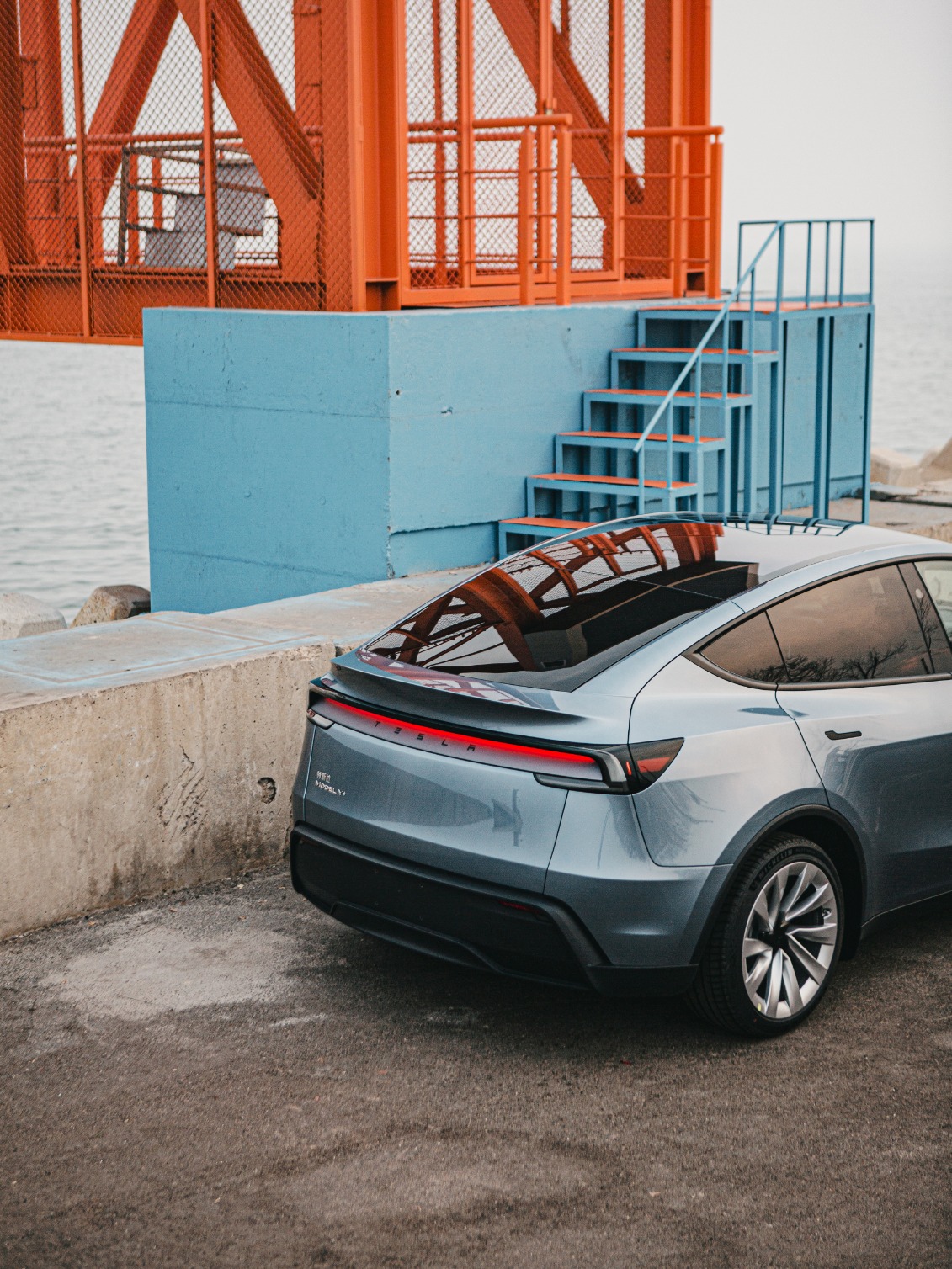 焕新Model Y与天津城市地标共舞📍 从海河的浪漫到欧式街区的百年风华
穿梭城市街巷，驰骋滨海大道🎉
	
以车轮丈量古今交汇的多元维度
让电流解锁津门绿色出行新方式🍃
	
📸：﻿@姚肆拾﻿
	
﻿#和特斯拉发现出片秘诀﻿ ﻿#焕新ModelY到底有多好开﻿ ﻿#把Y开回家﻿ ﻿#换车就换特斯拉﻿ ﻿#成为特斯拉车主的第一天﻿ @特斯拉