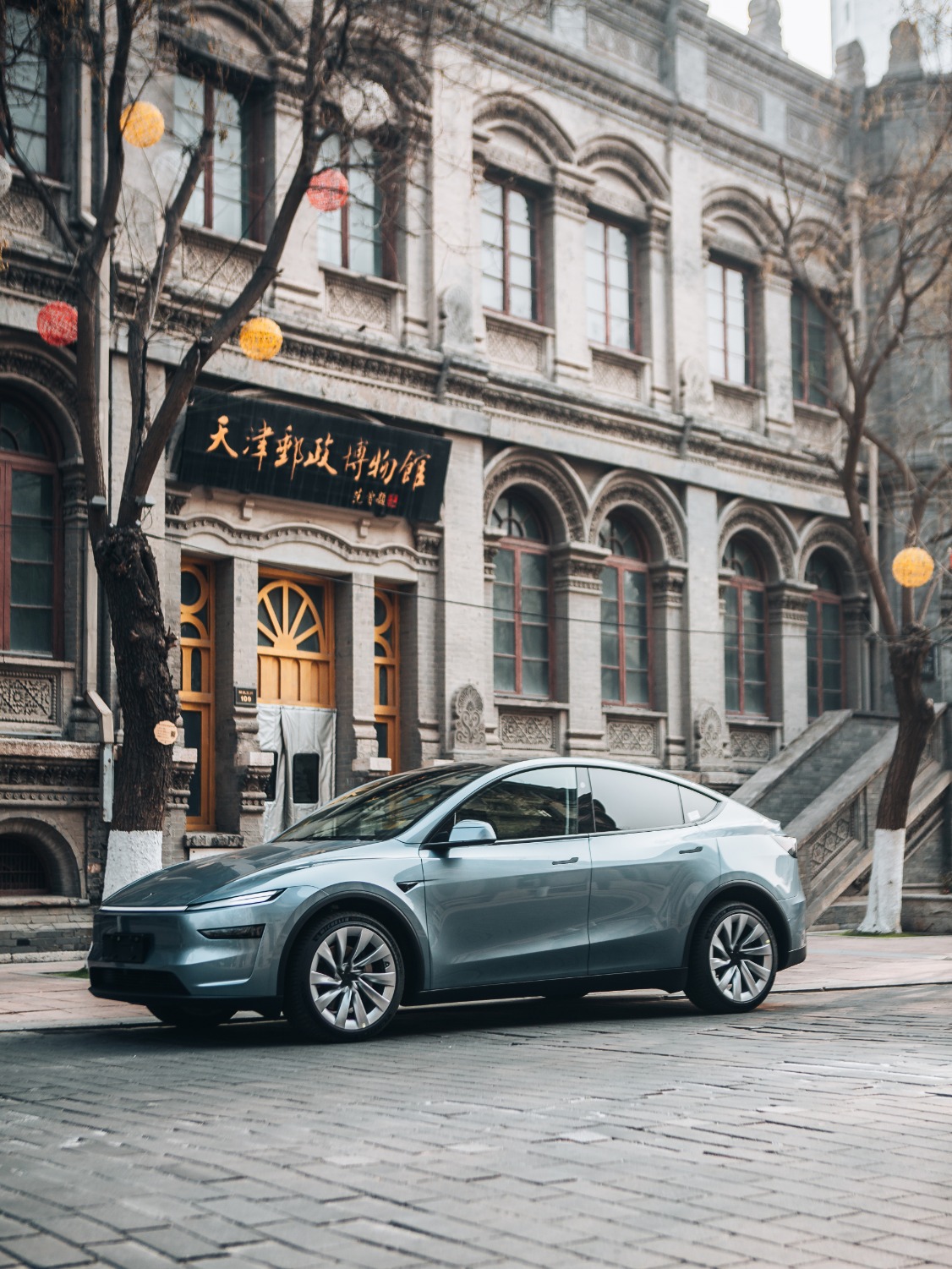 焕新Model Y与天津城市地标共舞📍 从海河的浪漫到欧式街区的百年风华
穿梭城市街巷，驰骋滨海大道🎉
	
以车轮丈量古今交汇的多元维度
让电流解锁津门绿色出行新方式🍃
	
📸：﻿@姚肆拾﻿
	
﻿#和特斯拉发现出片秘诀﻿ ﻿#焕新ModelY到底有多好开﻿ ﻿#把Y开回家﻿ ﻿#换车就换特斯拉﻿ ﻿#成为特斯拉车主的第一天﻿ @特斯拉