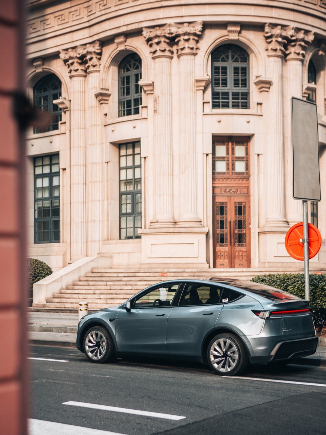 焕新Model Y与天津城市地标共舞📍 从海河的浪漫到欧式街区的百年风华
穿梭城市街巷，驰骋滨海大道🎉
	
以车轮丈量古今交汇的多元维度
让电流解锁津门绿色出行新方式🍃
	
📸：﻿@姚肆拾﻿
	
﻿#和特斯拉发现出片秘诀﻿ ﻿#焕新ModelY到底有多好开﻿ ﻿#把Y开回家﻿ ﻿#换车就换特斯拉﻿ ﻿#成为特斯拉车主的第一天﻿ @特斯拉