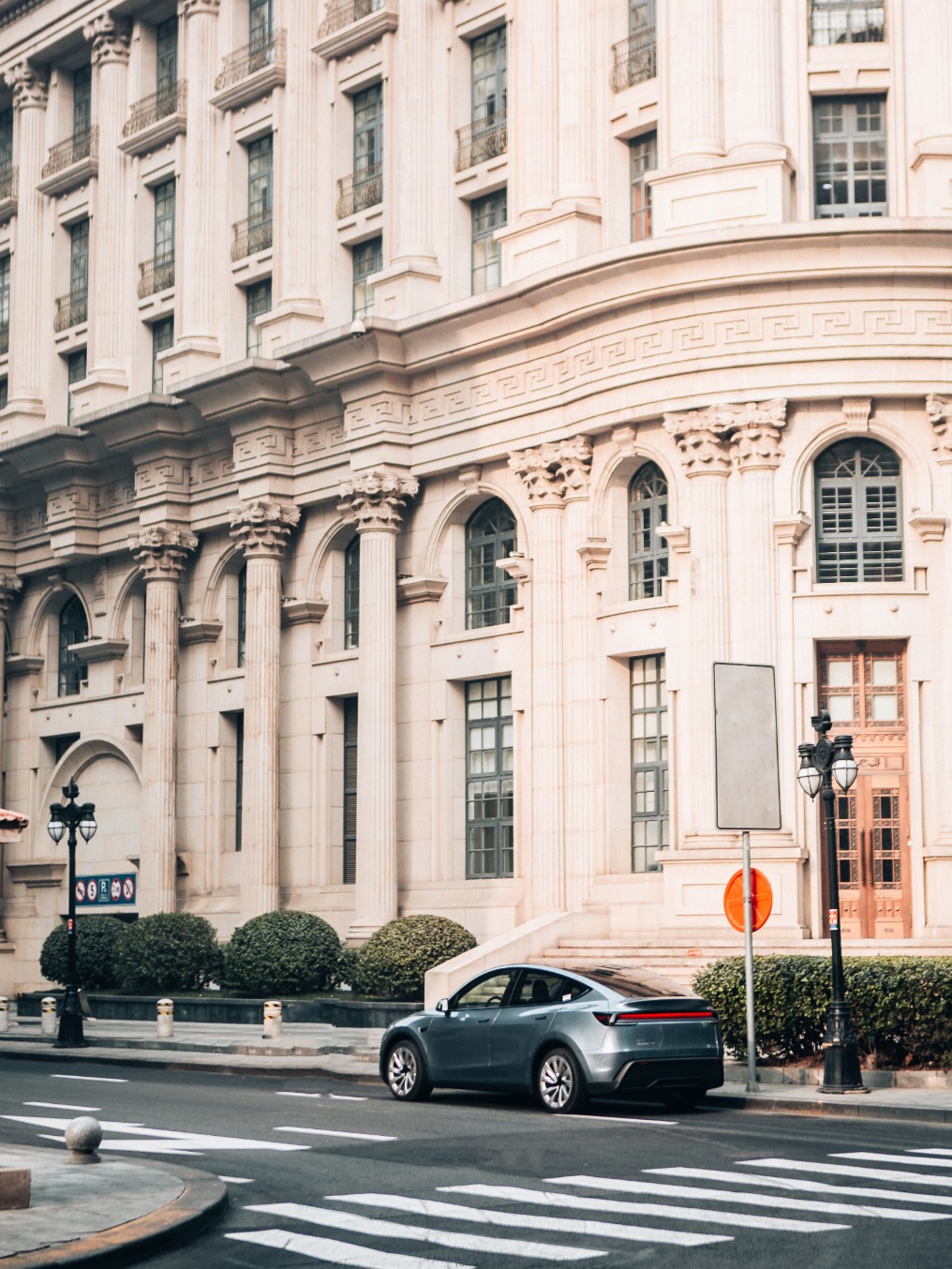 焕新Model Y与天津城市地标共舞📍 从海河的浪漫到欧式街区的百年风华
穿梭城市街巷，驰骋滨海大道🎉
	
以车轮丈量古今交汇的多元维度
让电流解锁津门绿色出行新方式🍃
	
📸：﻿@姚肆拾﻿
	
﻿#和特斯拉发现出片秘诀﻿ ﻿#焕新ModelY到底有多好开﻿ ﻿#把Y开回家﻿ ﻿#换车就换特斯拉﻿ ﻿#成为特斯拉车主的第一天﻿ @特斯拉
