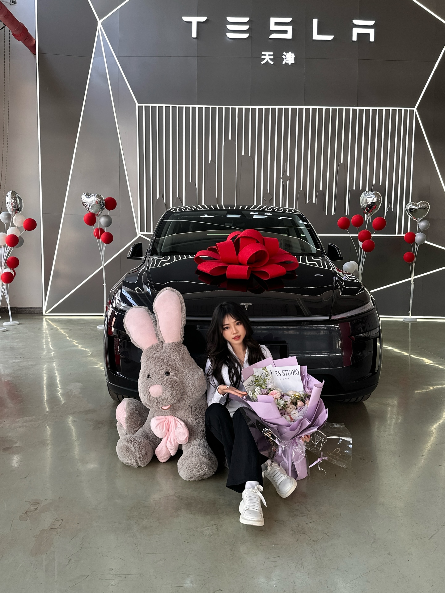 新款特斯拉y已提 喜提大玩具嘻嘻
哇，特斯拉啊！那可是科技与环保的完美结合！愿它带你领略未来出行的魅力，一路畅通无阻，享受绿色出行的乐趣！
愿它为我遮风挡雨，带我驰骋千里，平安顺遂，幸福满满！
新车新气象，一路向前闯，安全又顺畅，幸福不打烊！
#特别心动的车 #电动车首选 #一元超充真香# 焕新ModelY有多好开#津彩纷呈特斯拉 @心碎小熊_