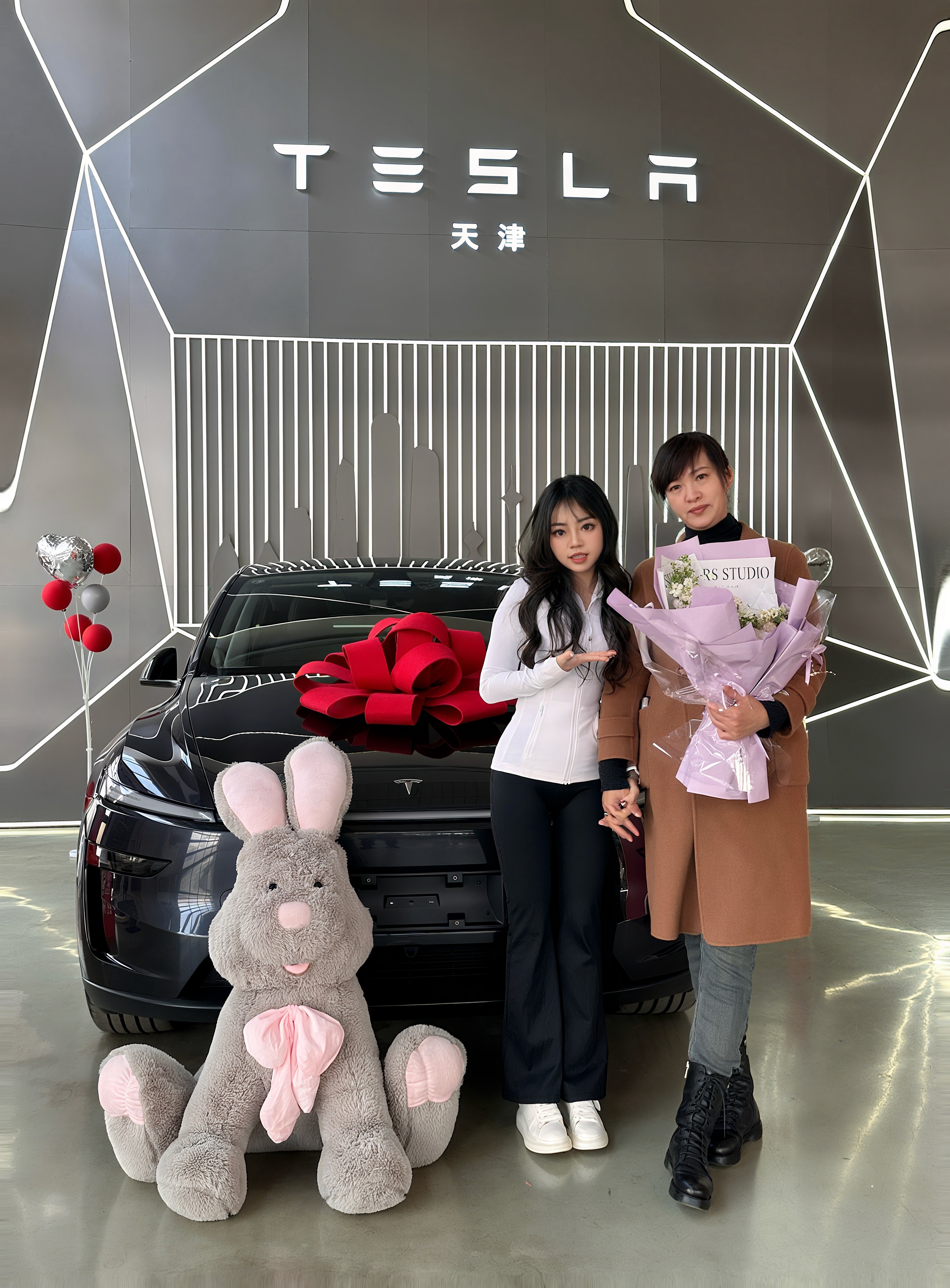 新款特斯拉y已提 喜提大玩具嘻嘻
哇，特斯拉啊！那可是科技与环保的完美结合！愿它带你领略未来出行的魅力，一路畅通无阻，享受绿色出行的乐趣！
愿它为我遮风挡雨，带我驰骋千里，平安顺遂，幸福满满！
新车新气象，一路向前闯，安全又顺畅，幸福不打烊！
#特别心动的车 #电动车首选 #一元超充真香# 焕新ModelY有多好开#津彩纷呈特斯拉 @心碎小熊_