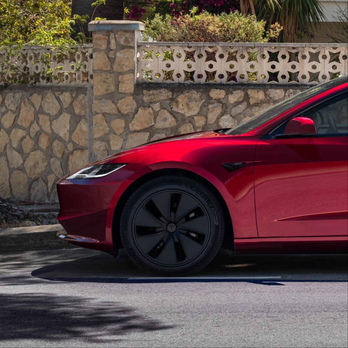 Model 3/Y的轮毂怎么选更合适？🤔 ✅如果你是注重舒适与续航的日常通勤党
选Model 3的18寸和焕新Model Y的19寸轮毂！
	
胎壁较厚，更好过滤细小颠簸
配合低风阻轮毂罩，车辆续航里程更长
驾驶起来更安静、更舒适🎉
	
✅如果你是追求运动和操控的性能玩家
选Model 3的19寸和焕新Model Y的20寸轮毂！
	
胎壁更薄，转弯或急加速时反应更灵敏
路感清晰，车辆有更好动态表现🛣️
	
轮毂没有对错好坏🛞适合自己的才最重要
你钟爱哪款轮毂？[偷笑R]
	
﻿#成为特斯拉车主的第一天﻿ ﻿#换车就换特斯拉﻿ ﻿#焕新ModelY到底有多好开﻿ ﻿#特别心动的车﻿ ﻿#把Y开回家﻿ ﻿#赛道基因性能王者﻿ @特斯拉