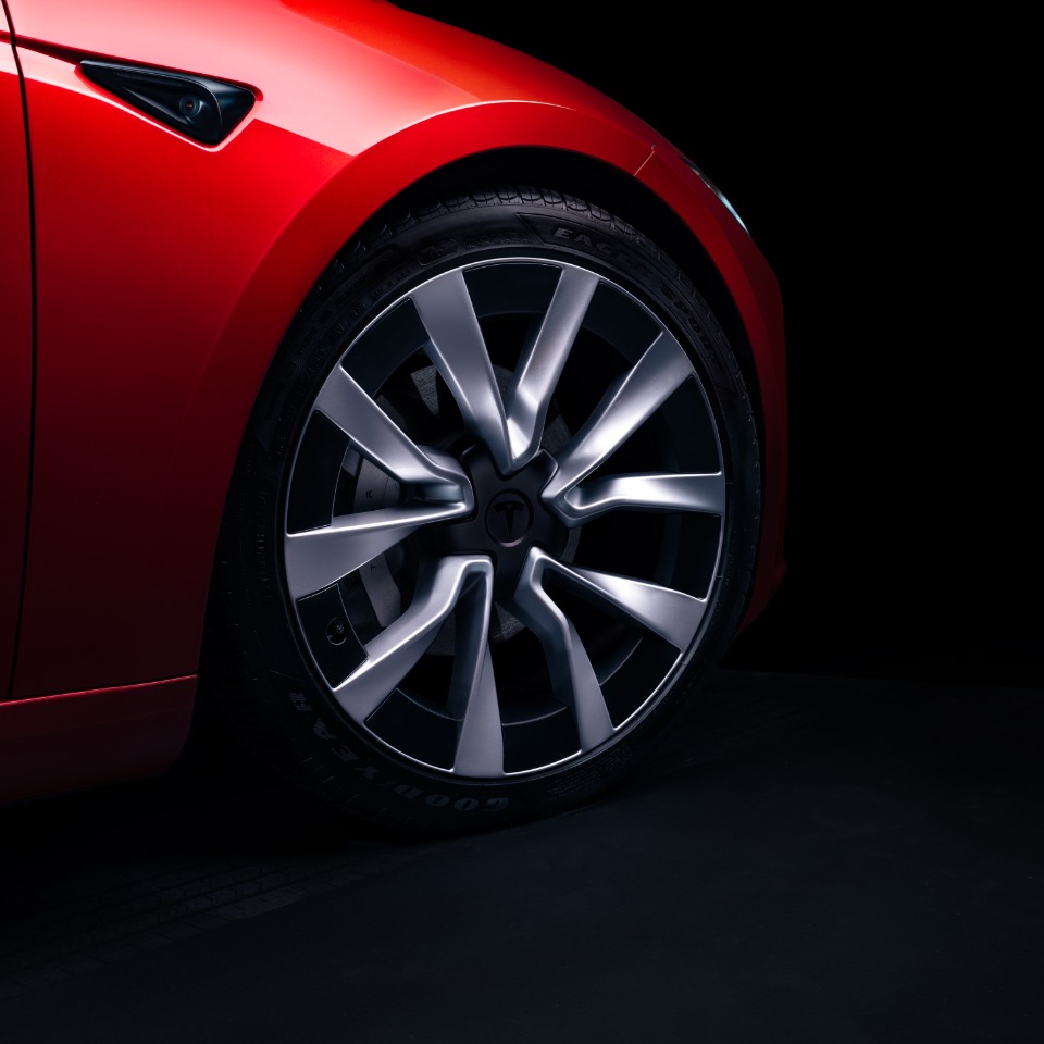 Model 3/Y的轮毂怎么选更合适？🤔 ✅如果你是注重舒适与续航的日常通勤党
选Model 3的18寸和焕新Model Y的19寸轮毂！
	
胎壁较厚，更好过滤细小颠簸
配合低风阻轮毂罩，车辆续航里程更长
驾驶起来更安静、更舒适🎉
	
✅如果你是追求运动和操控的性能玩家
选Model 3的19寸和焕新Model Y的20寸轮毂！
	
胎壁更薄，转弯或急加速时反应更灵敏
路感清晰，车辆有更好动态表现🛣️
	
轮毂没有对错好坏🛞适合自己的才最重要
你钟爱哪款轮毂？[偷笑R]
	
﻿#成为特斯拉车主的第一天﻿ ﻿#换车就换特斯拉﻿ ﻿#焕新ModelY到底有多好开﻿ ﻿#特别心动的车﻿ ﻿#把Y开回家﻿ ﻿#赛道基因性能王者﻿ @特斯拉