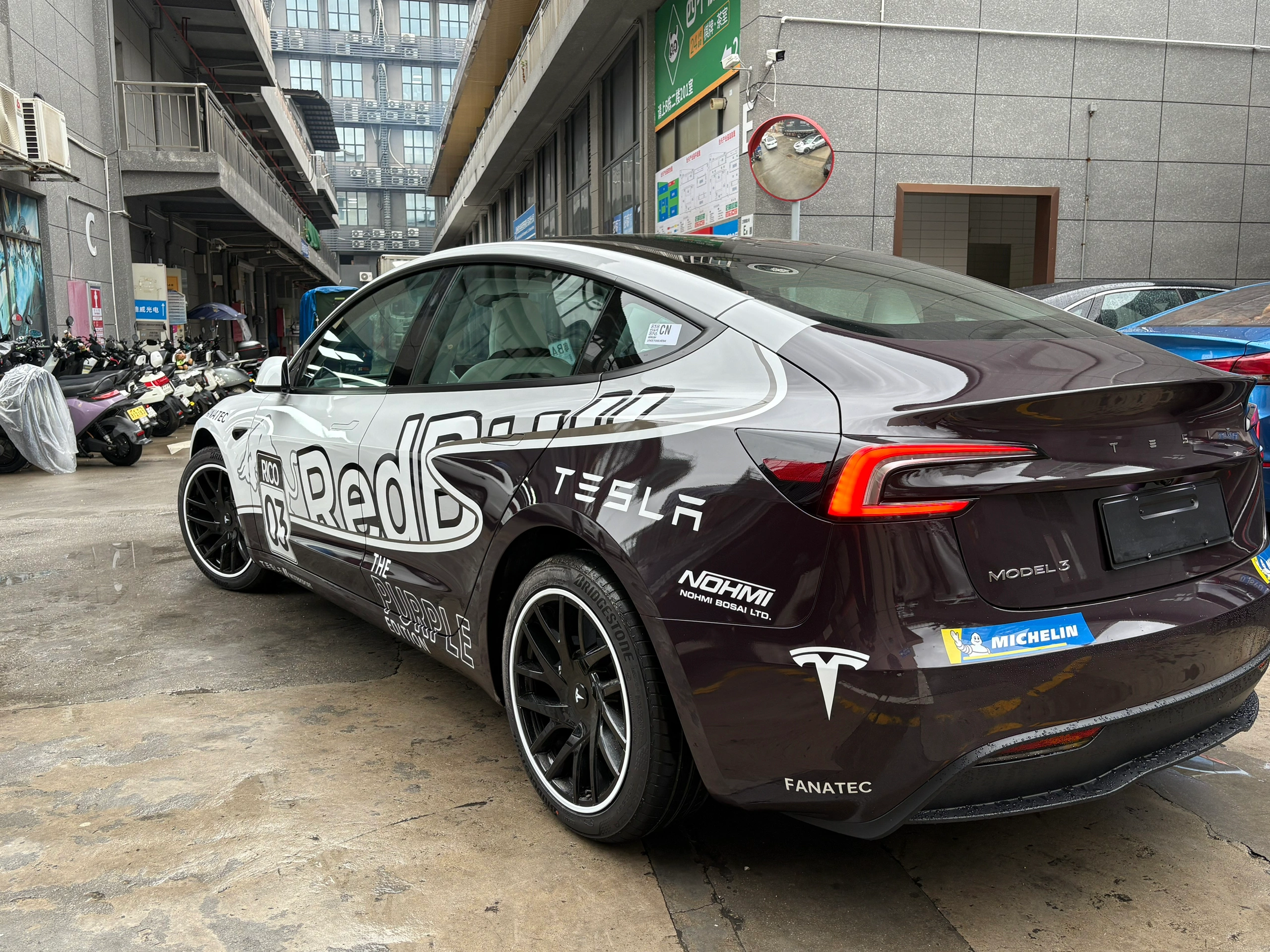 特斯拉这样改回头率还是有的 一验完车就迫不及待去贴膜，今天终于拿到车了[喝奶茶R]
开上街回头率确实高，店家说特斯拉改色的案例是最多的🤦不知道其他车友们怎么改的呢？
	
#model3 #汽车改装 #汽车改色贴膜 #特斯拉改色 @HKU菜鸡