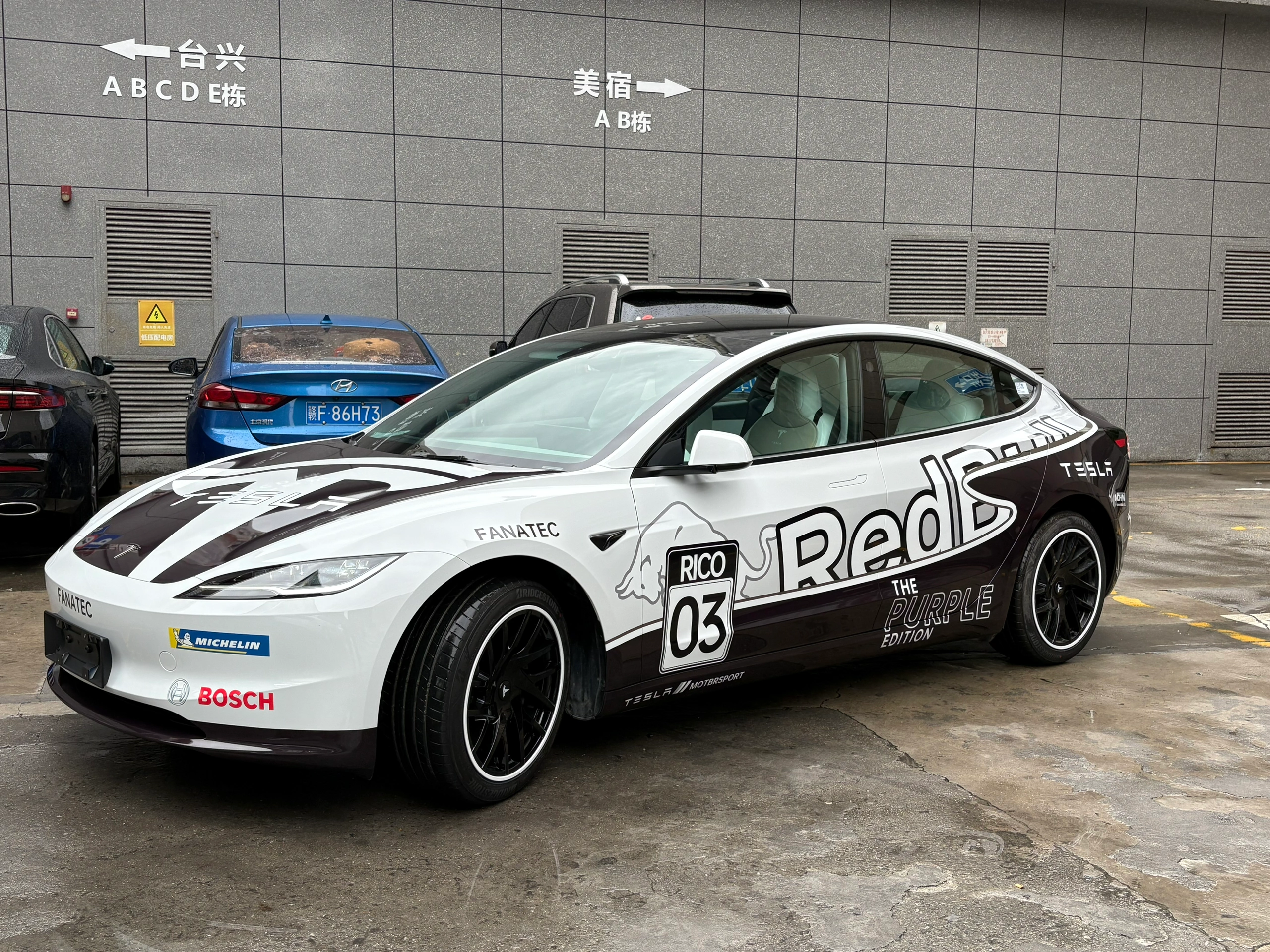 特斯拉这样改回头率还是有的 一验完车就迫不及待去贴膜，今天终于拿到车了[喝奶茶R]
开上街回头率确实高，店家说特斯拉改色的案例是最多的🤦不知道其他车友们怎么改的呢？
	
#model3 #汽车改装 #汽车改色贴膜 #特斯拉改色 @HKU菜鸡