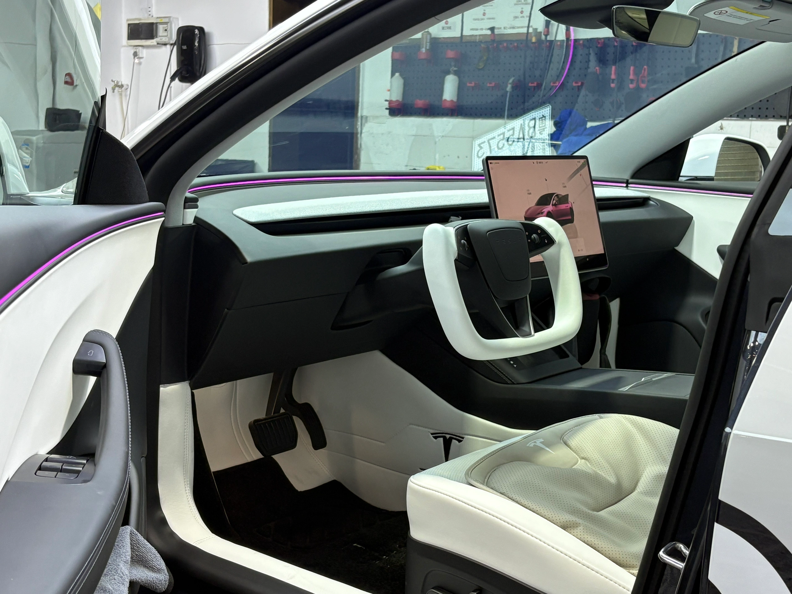 特斯拉这样改回头率还是有的 一验完车就迫不及待去贴膜，今天终于拿到车了[喝奶茶R]
开上街回头率确实高，店家说特斯拉改色的案例是最多的🤦不知道其他车友们怎么改的呢？
	
#model3 #汽车改装 #汽车改色贴膜 #特斯拉改色 @HKU菜鸡