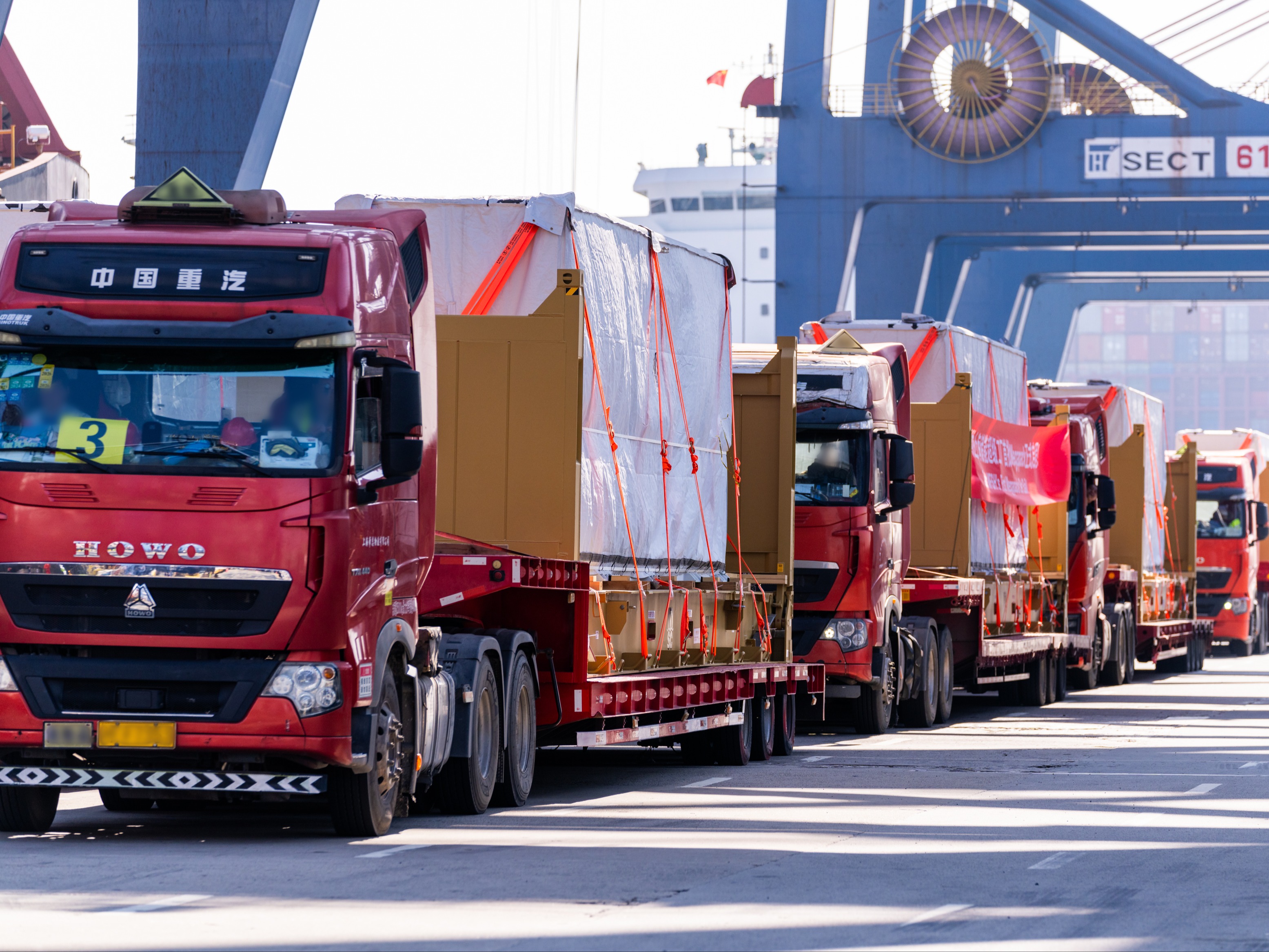 首批上海智造特斯拉超大型商用电化学储能系统
Megapack今日启航⛵️正式出口澳洲
	
单个Megapack可以储存约3,900度电🔋
相当于62辆Model 3后轮驱动版的电池容量
	
电池技术与车同源，特斯拉不止于车
储能和电动车业务并驾齐驱🚗
	
打造更加清洁的用电生活
加速世界向可持续能源的转变🌏
	
﻿#清洁能源﻿ ﻿#特斯拉上海储能超级工厂﻿ ﻿#换车就换特斯拉﻿ ﻿#藏在车里的黑科技﻿ @特斯拉