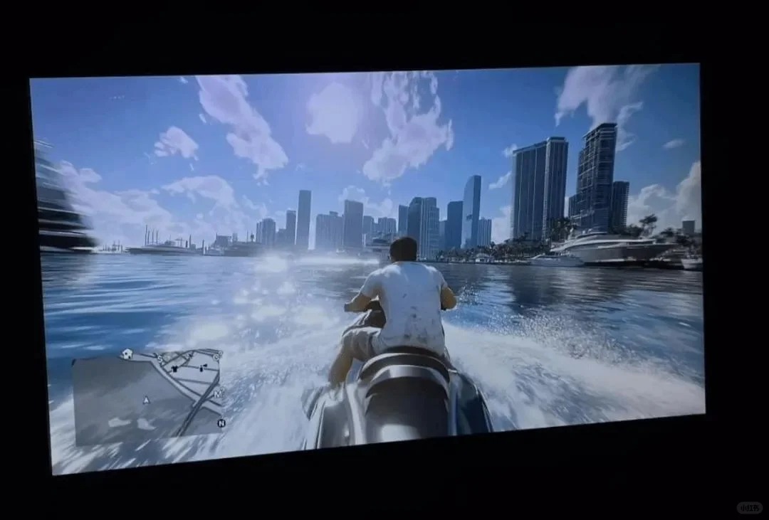 GTA6新预告发布时间被曝，四月初震撼官宣 大家盼望已久的三男一狗5续作，继上次R星公布GTA6的消息也已经过去一年多，虽然期间发生了恶性泄露事件，但好在快速进行了处理，不过也确实看到了本作的一些内容，还是比较期待的。
如果说真如同母公司TAKE-TWO财报会所言，会在今年秋季发布的话，那么四月份必然是会推出第二只预告的。
该爆料来自“GTA VI O’Clock”节目，该节目由未来游戏展与金摇杆奖的成员Daniel Dawkins和James Jarvis共同运营。他们表示自己收到了内部消息，并透露预告片将在下个月发布，但具体时长及内容尚未披露。
R星一般对于这种消息是不会有回应的，但希望是真的吧，因为真的等待很久了！
	
﻿#游戏﻿ ﻿#steam游戏﻿ ﻿#主机游戏﻿ ﻿#GTA﻿ ﻿#GTA6﻿ ﻿#游戏推荐﻿ ﻿#单机游戏﻿ ﻿#上热门﻿ @Ne0daye