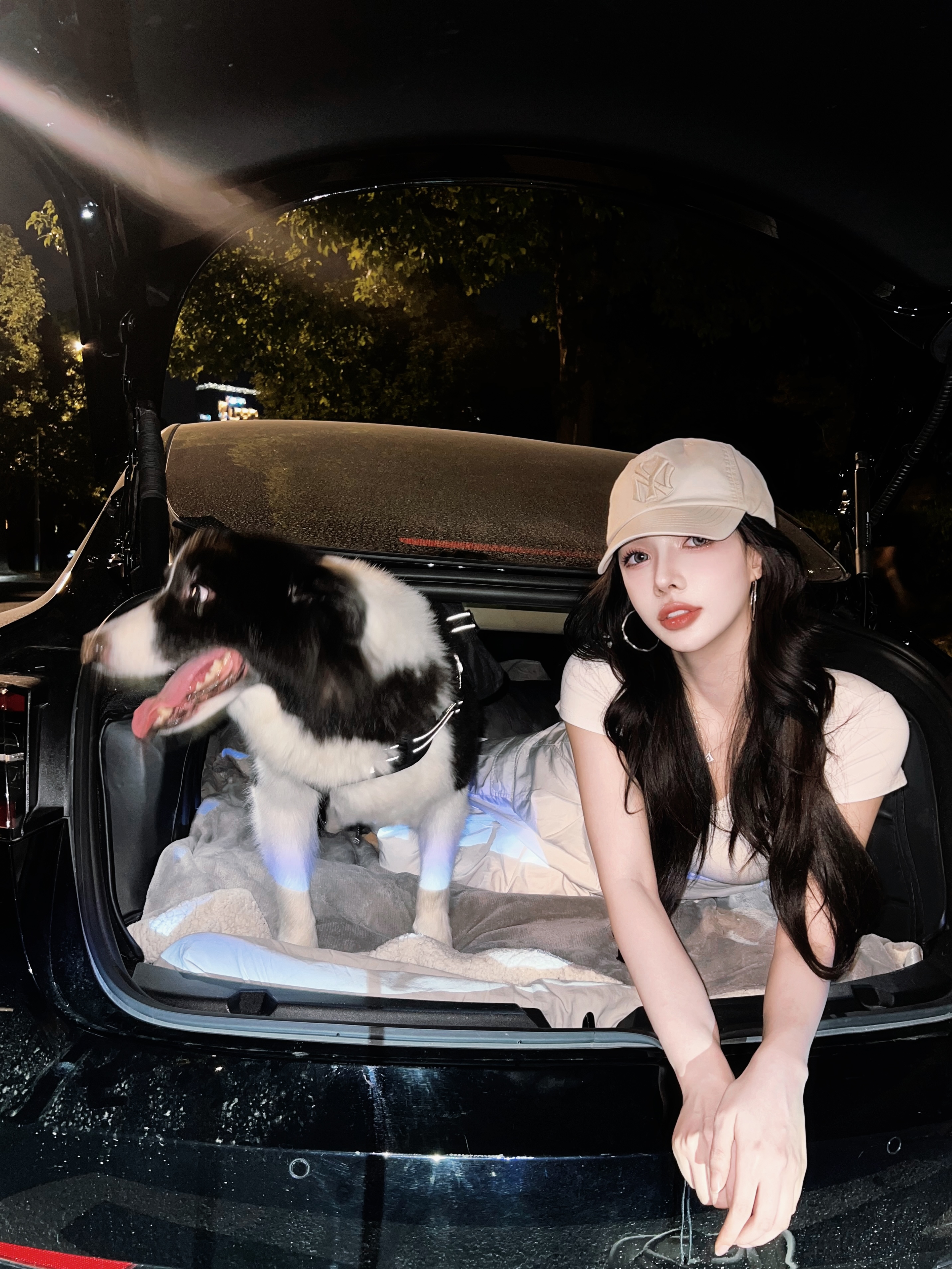 带Na少床车露营⛺️被追着问这是明星小狗吗？ 谁懂女生养边牧有多帅😎
带Na少出来床车露营⛺️
拍照的时候被好几个路人问你这是明星小狗吗？
作为狗妈的那颗骄傲的心一下子上来了，嘴里说着不是不是…心里…你们懂吧…乐开花🌸🫰🏻（心想真有眼光）
瞧瞧姐花50布置的特斯拉model3大床房～有点意思吧[萌萌哒R]@汽车薯 @宠物薯
#宠物坐车初体验 #我的宠物是人机 #框住车内小幸福
#边牧 #带着边牧去旅游 #特斯拉model3 #特斯拉 @李富贵和banana