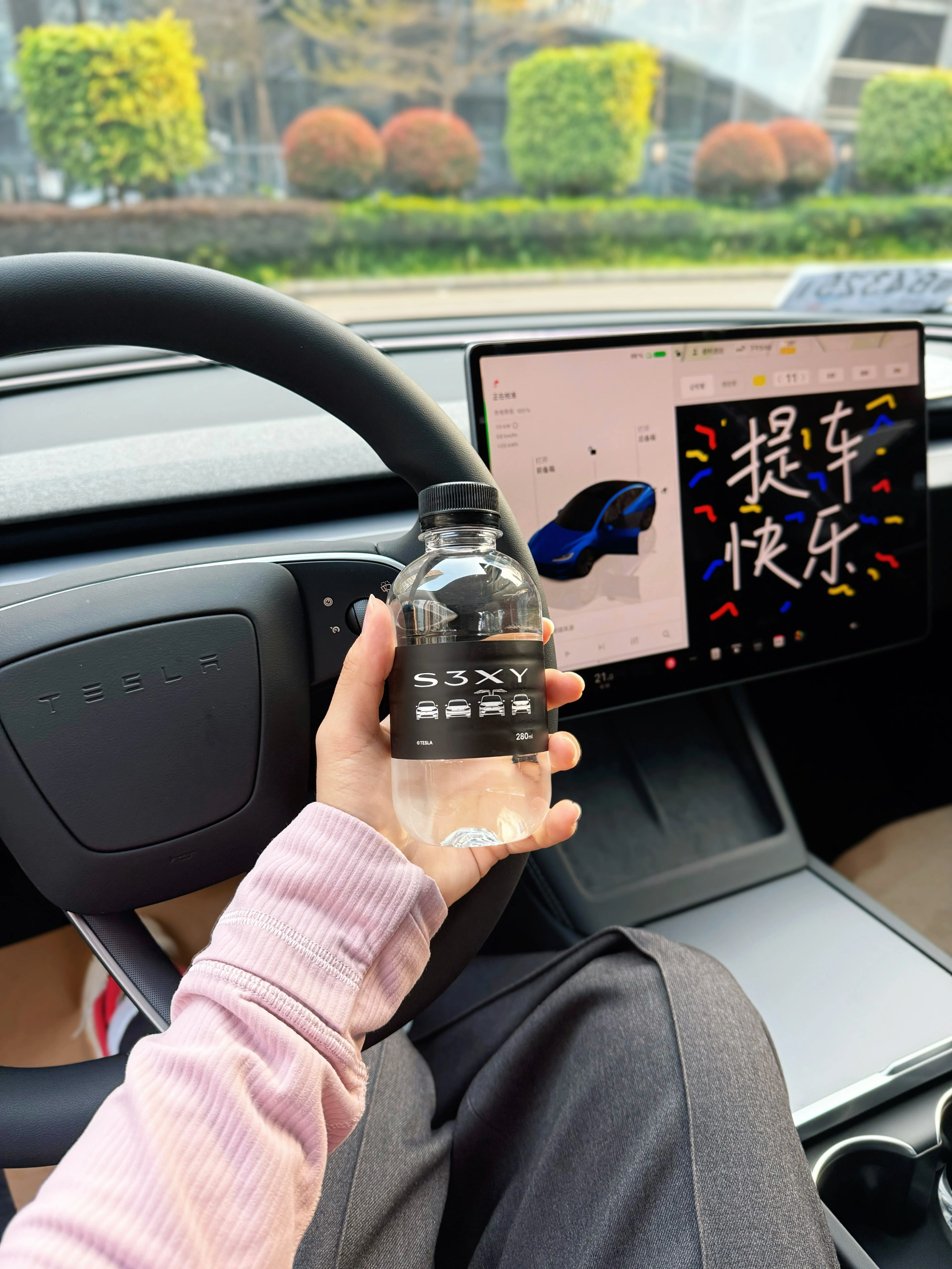 06女大｜喜提大玩具🫶🏻成为特斯拉车主啦~ 在十八岁的时候拥有自己的车车超酷的！！
选择了特别少见的深海蓝，实车太漂亮了，在现场忍不住惊叹[色色R][色色R]
亲爱的小蓝，陪我安全度过每一段旅程~❤️❤️
#喜提新车 #适合女孩子的车 #提车日记 #喜提新车 #交车仪式 #人生第一辆小车车 #梦中情车 #特斯拉深海蓝 #女大学生提车啦 #大玩具 @Isabella奕霏