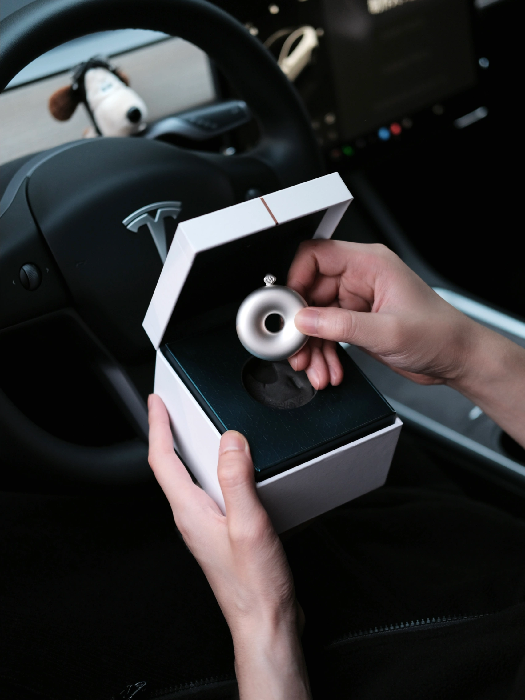 🤍TESLA｜花西子车载香薰「平安扣·扣平安」 –
平安扣
寓意平安吉祥
开车时看着它
心情都平静了
–
花西子平安扣车载香氛
平安扣造型
温润如玉的质感
和特斯拉的极简风正好搭配
不仅是车载香薰
还是一个很美的装饰品
柑橘木质香
均匀散发车内每个角落
淡淡的不会担心好会晕香
清新与温暖完美邂逅
优雅｜沉稳｜放松
	
#特斯拉
#特斯拉女车主
#特斯拉modely
#车载香薰
#花西子
#花西子平安扣
#花西子车载香氛
#车载香氛
#车载香薰
#车载好物推荐 @张张在生活