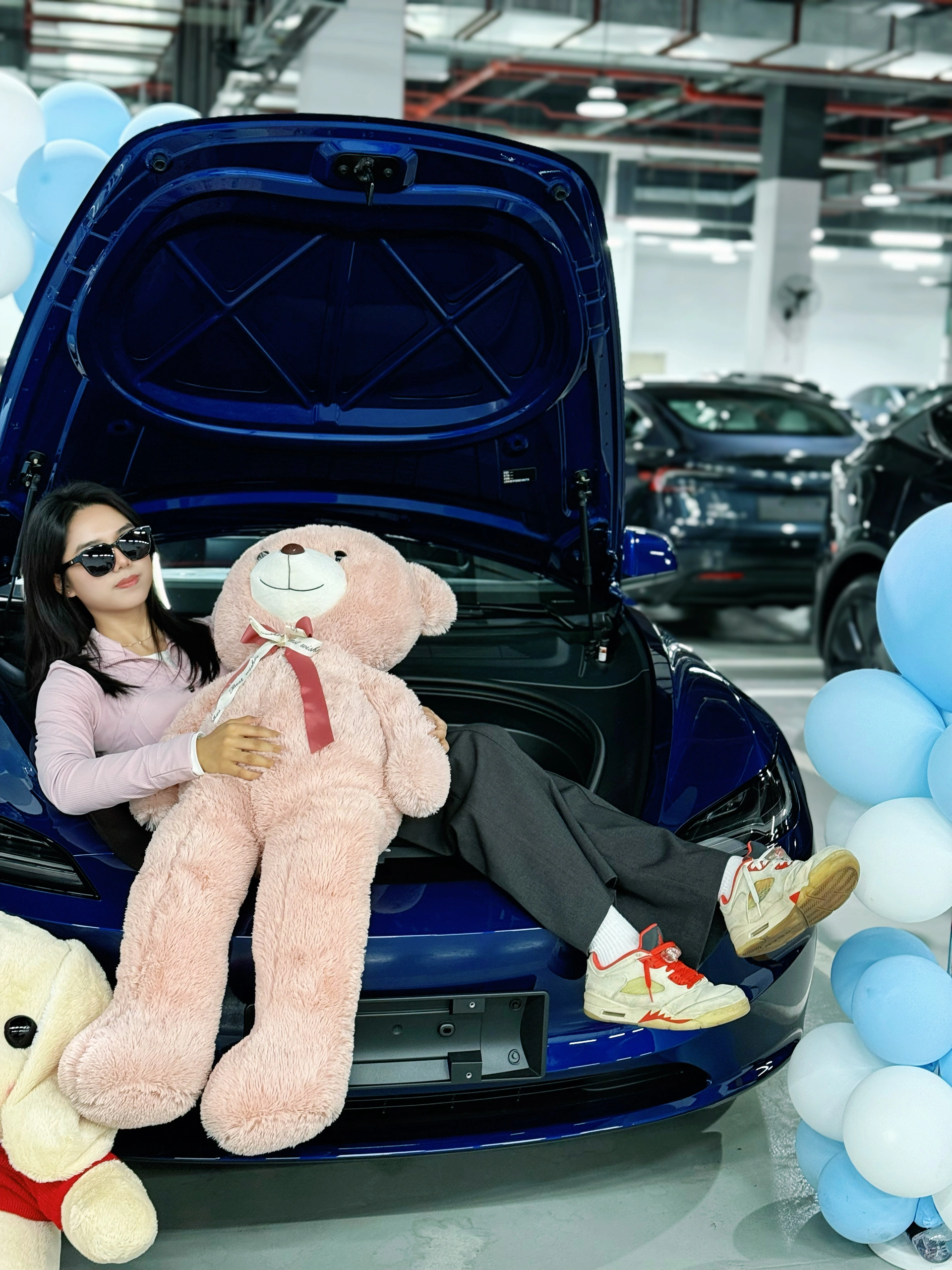 06女大｜喜提大玩具🫶🏻成为特斯拉车主啦~ 在十八岁的时候拥有自己的车车超酷的！！
选择了特别少见的深海蓝，实车太漂亮了，在现场忍不住惊叹[色色R][色色R]
亲爱的小蓝，陪我安全度过每一段旅程~❤️❤️
#喜提新车 #适合女孩子的车 #提车日记 #喜提新车 #交车仪式 #人生第一辆小车车 #梦中情车 #特斯拉深海蓝 #女大学生提车啦 #大玩具 @Isabella奕霏