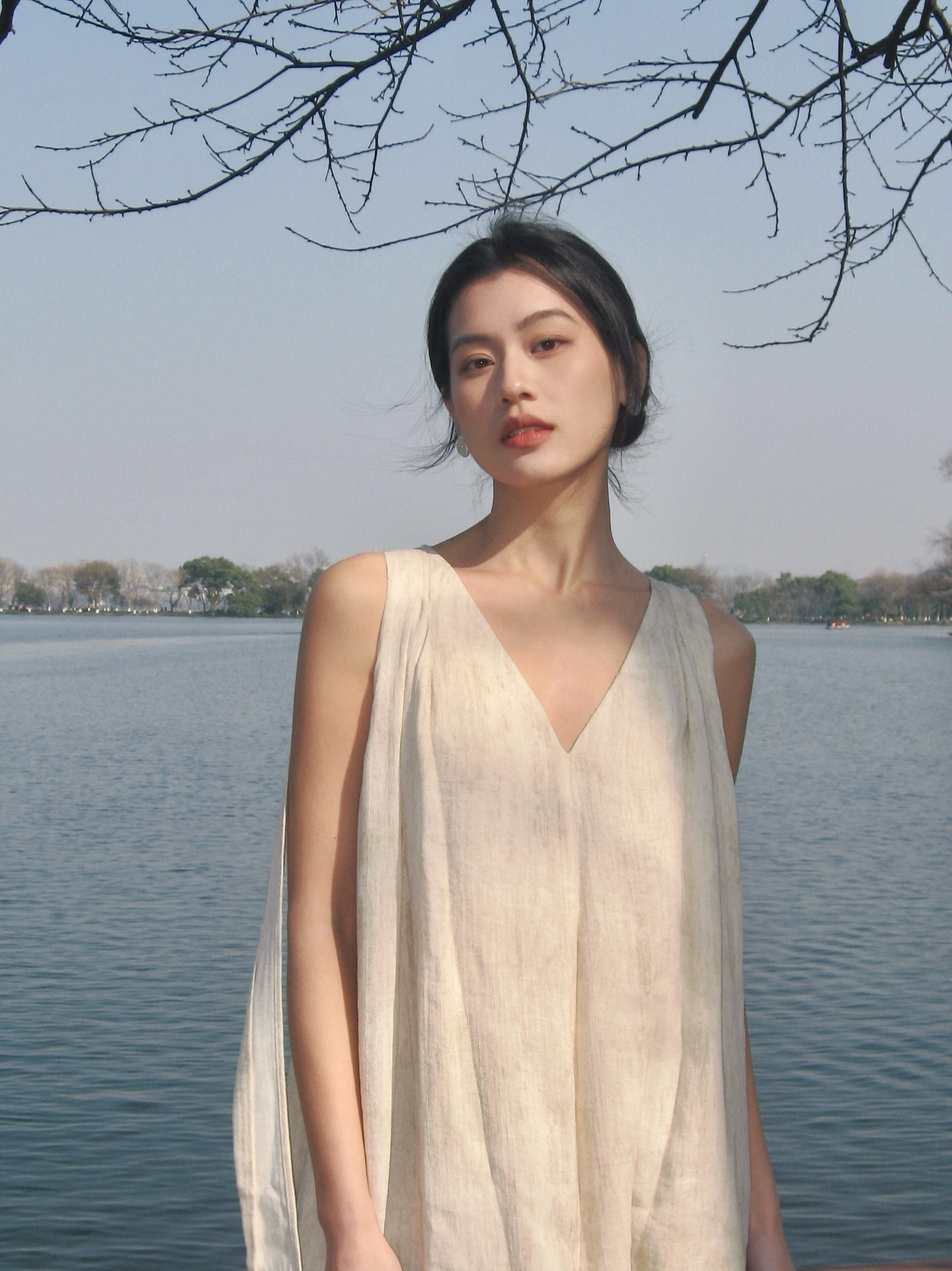 西湖 和苦树一老师最近猛猛拍了好多
先发组超爱的花絮
	
#来拍照了 #我的日常 #氛围感 #清冷感 #ccd #西湖 #花絮 @JmXXin-