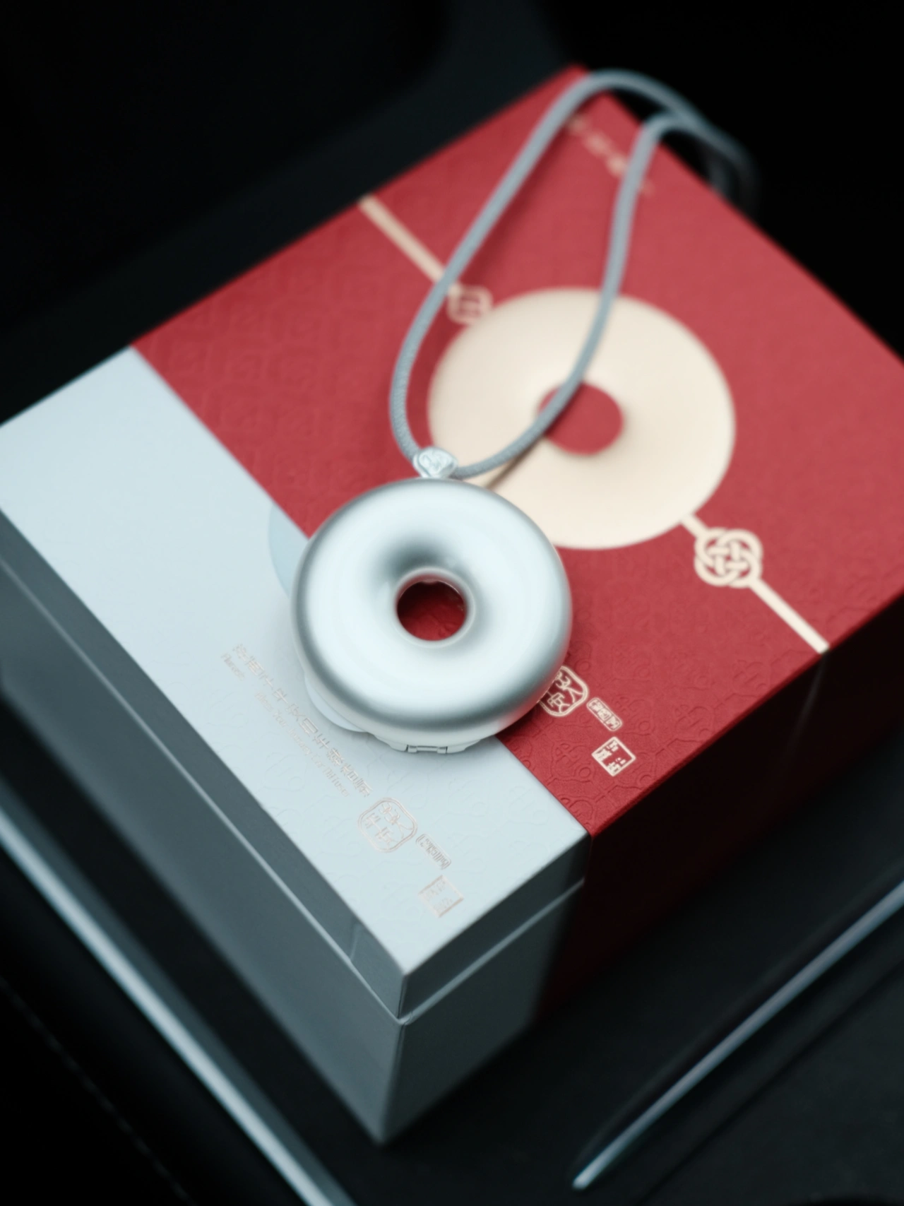 🤍TESLA｜花西子车载香薰「平安扣·扣平安」 –
平安扣
寓意平安吉祥
开车时看着它
心情都平静了
–
花西子平安扣车载香氛
平安扣造型
温润如玉的质感
和特斯拉的极简风正好搭配
不仅是车载香薰
还是一个很美的装饰品
柑橘木质香
均匀散发车内每个角落
淡淡的不会担心好会晕香
清新与温暖完美邂逅
优雅｜沉稳｜放松
	
#特斯拉
#特斯拉女车主
#特斯拉modely
#车载香薰
#花西子
#花西子平安扣
#花西子车载香氛
#车载香氛
#车载香薰
#车载好物推荐 @张张在生活