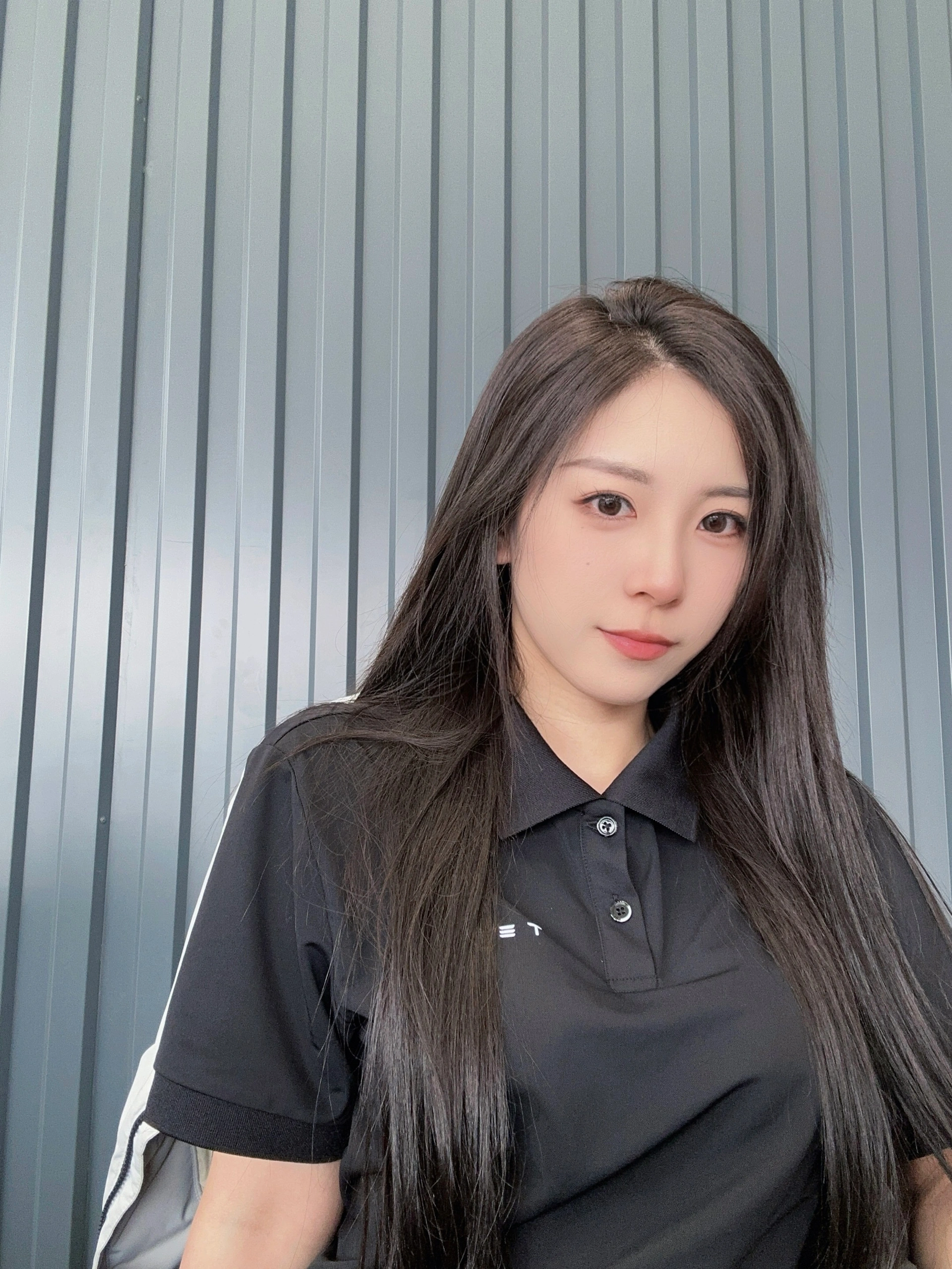 不是模特，是特斯拉销售啦！ 👀👀👀每天在展厅与梦想座驾相伴，为大家介绍特斯拉的科技魅力。欢迎来找我聊聊，说不定下一个开着特斯拉潇洒出行的就是你！#特斯拉销售日常 #特斯拉优惠 #汽车小姐姐 #在人间做销售的日子 #汽车试驾体验 @昆儿（特斯拉Tesla广东版）