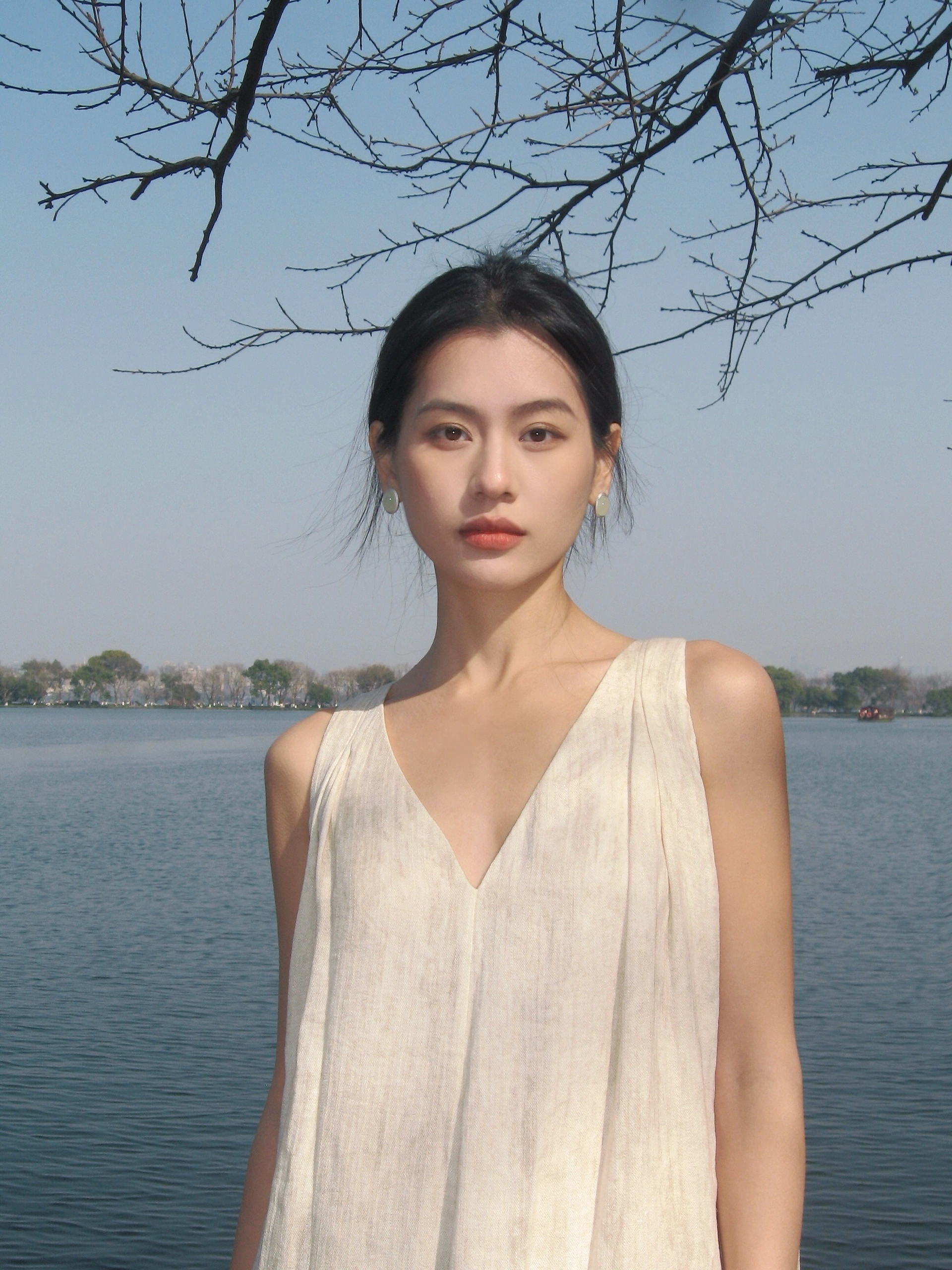 西湖 和苦树一老师最近猛猛拍了好多
先发组超爱的花絮
	
#来拍照了 #我的日常 #氛围感 #清冷感 #ccd #西湖 #花絮 @JmXXin-