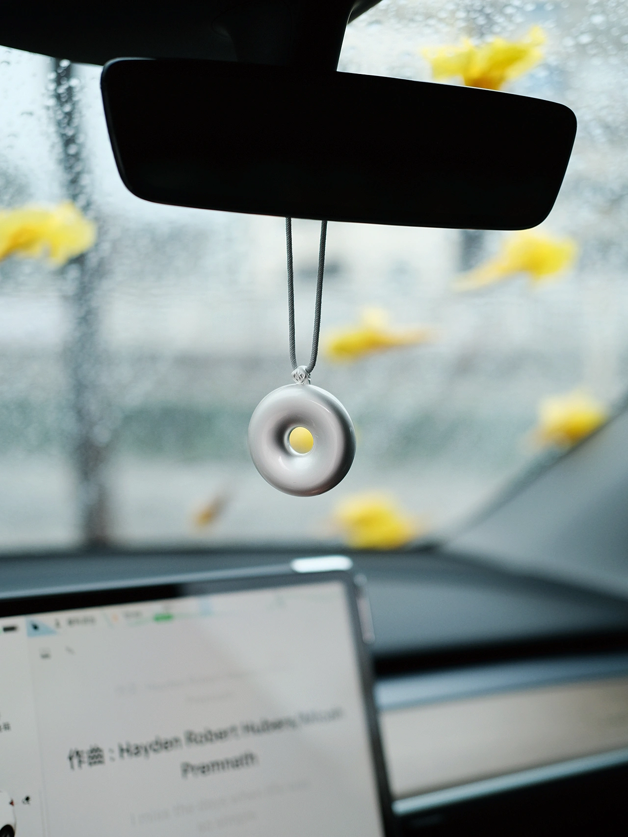 🤍TESLA｜花西子车载香薰「平安扣·扣平安」 –
平安扣
寓意平安吉祥
开车时看着它
心情都平静了
–
花西子平安扣车载香氛
平安扣造型
温润如玉的质感
和特斯拉的极简风正好搭配
不仅是车载香薰
还是一个很美的装饰品
柑橘木质香
均匀散发车内每个角落
淡淡的不会担心好会晕香
清新与温暖完美邂逅
优雅｜沉稳｜放松
	
#特斯拉
#特斯拉女车主
#特斯拉modely
#车载香薰
#花西子
#花西子平安扣
#花西子车载香氛
#车载香氛
#车载香薰
#车载好物推荐 @张张在生活