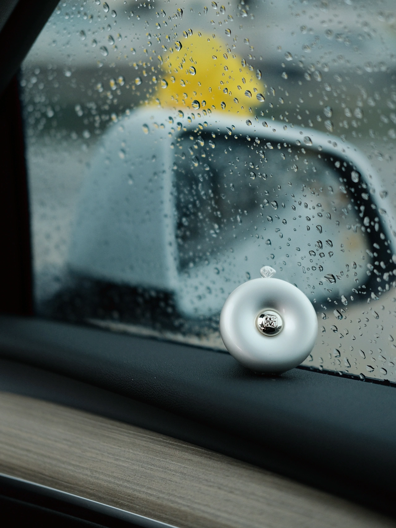 🤍TESLA｜花西子车载香薰「平安扣·扣平安」 –
平安扣
寓意平安吉祥
开车时看着它
心情都平静了
–
花西子平安扣车载香氛
平安扣造型
温润如玉的质感
和特斯拉的极简风正好搭配
不仅是车载香薰
还是一个很美的装饰品
柑橘木质香
均匀散发车内每个角落
淡淡的不会担心好会晕香
清新与温暖完美邂逅
优雅｜沉稳｜放松
	
#特斯拉
#特斯拉女车主
#特斯拉modely
#车载香薰
#花西子
#花西子平安扣
#花西子车载香氛
#车载香氛
#车载香薰
#车载好物推荐 @张张在生活