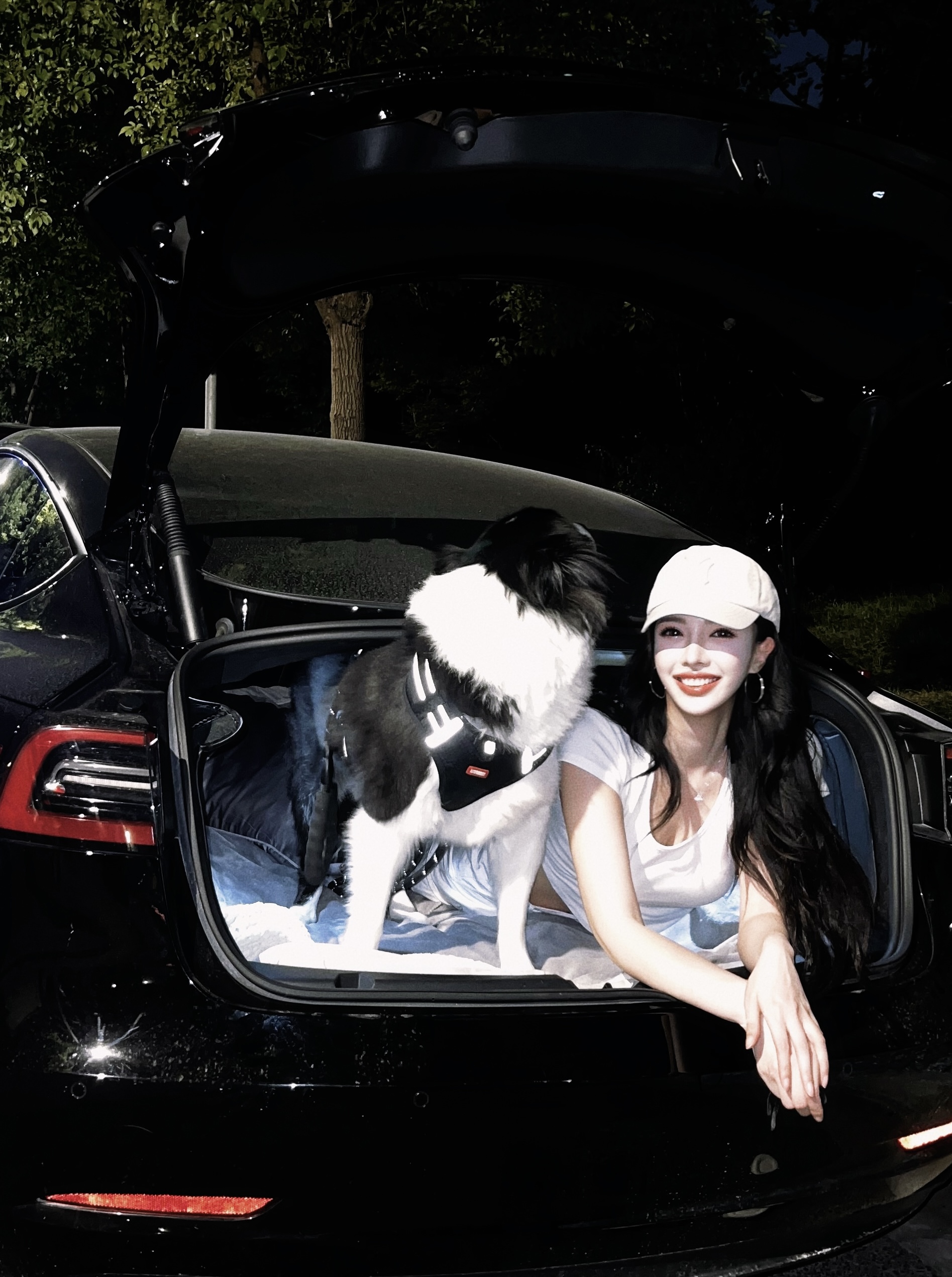 带Na少床车露营⛺️被追着问这是明星小狗吗？ 谁懂女生养边牧有多帅😎
带Na少出来床车露营⛺️
拍照的时候被好几个路人问你这是明星小狗吗？
作为狗妈的那颗骄傲的心一下子上来了，嘴里说着不是不是…心里…你们懂吧…乐开花🌸🫰🏻（心想真有眼光）
瞧瞧姐花50布置的特斯拉model3大床房～有点意思吧[萌萌哒R]@汽车薯 @宠物薯
#宠物坐车初体验 #我的宠物是人机 #框住车内小幸福
#边牧 #带着边牧去旅游 #特斯拉model3 #特斯拉 @李富贵和banana