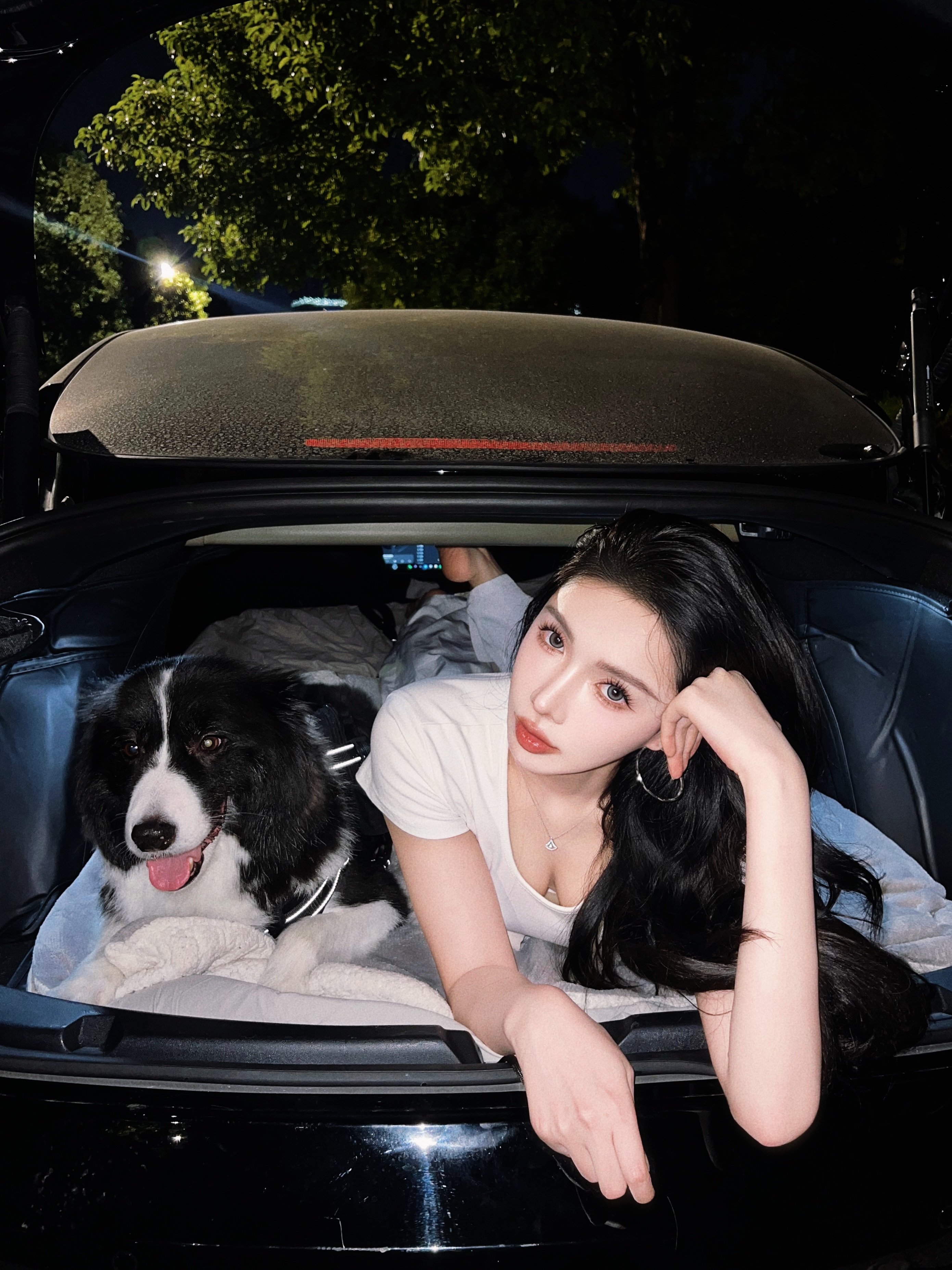 带Na少床车露营⛺️被追着问这是明星小狗吗？ 谁懂女生养边牧有多帅😎
带Na少出来床车露营⛺️
拍照的时候被好几个路人问你这是明星小狗吗？
作为狗妈的那颗骄傲的心一下子上来了，嘴里说着不是不是…心里…你们懂吧…乐开花🌸🫰🏻（心想真有眼光）
瞧瞧姐花50布置的特斯拉model3大床房～有点意思吧[萌萌哒R]@汽车薯 @宠物薯
#宠物坐车初体验 #我的宠物是人机 #框住车内小幸福
#边牧 #带着边牧去旅游 #特斯拉model3 #特斯拉 @李富贵和banana