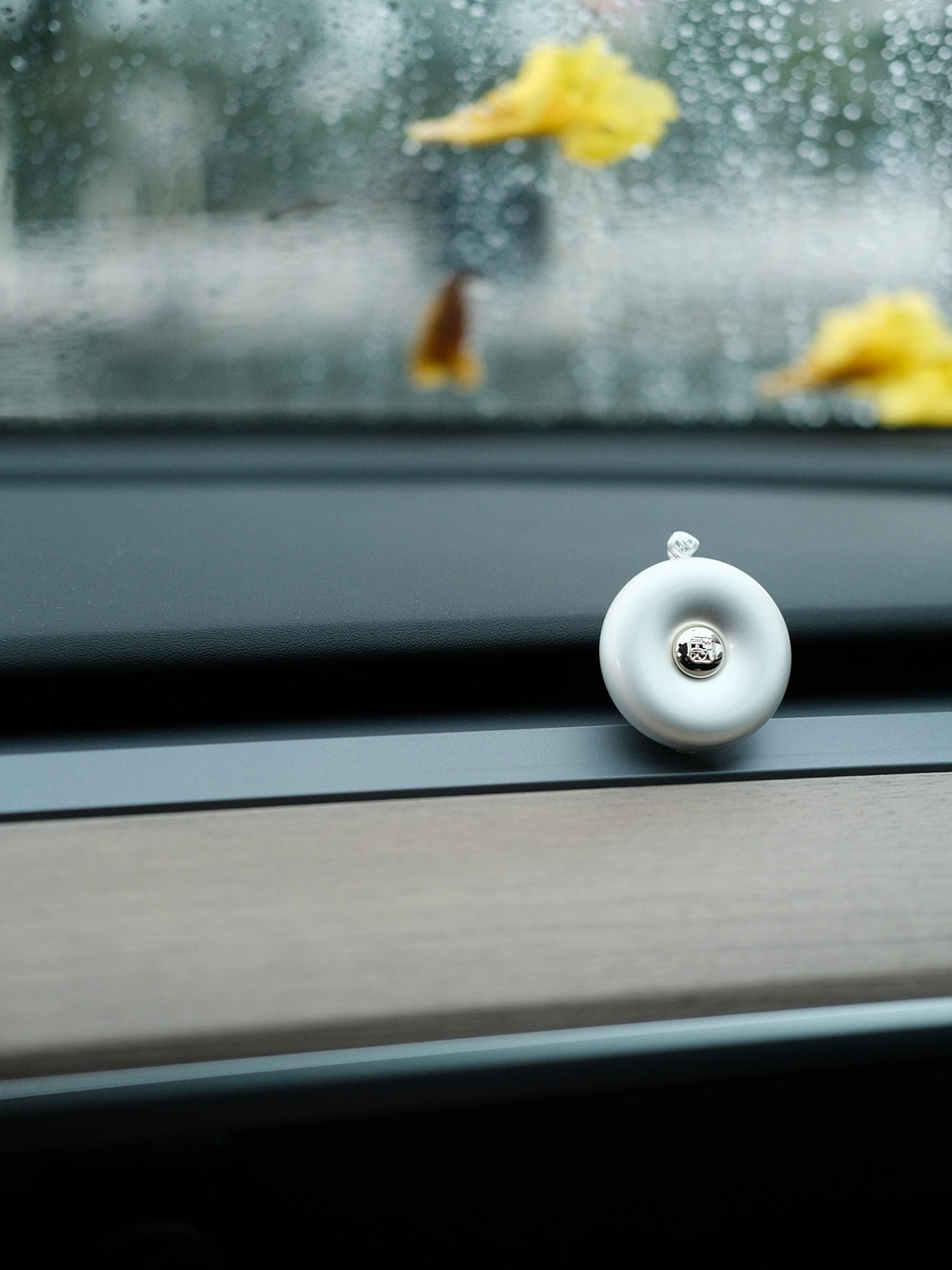 🤍TESLA｜花西子车载香薰「平安扣·扣平安」 –
平安扣
寓意平安吉祥
开车时看着它
心情都平静了
–
花西子平安扣车载香氛
平安扣造型
温润如玉的质感
和特斯拉的极简风正好搭配
不仅是车载香薰
还是一个很美的装饰品
柑橘木质香
均匀散发车内每个角落
淡淡的不会担心好会晕香
清新与温暖完美邂逅
优雅｜沉稳｜放松
	
#特斯拉
#特斯拉女车主
#特斯拉modely
#车载香薰
#花西子
#花西子平安扣
#花西子车载香氛
#车载香氛
#车载香薰
#车载好物推荐 @张张在生活