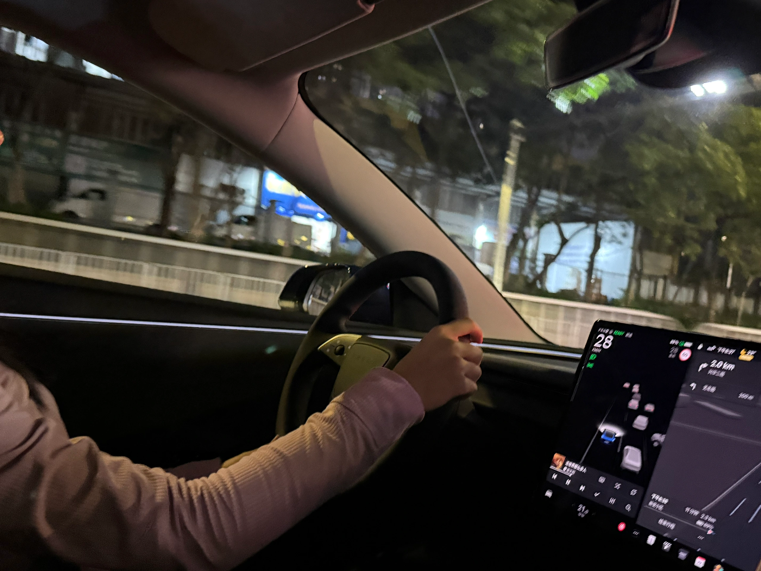 06女大｜喜提大玩具🫶🏻成为特斯拉车主啦~ 在十八岁的时候拥有自己的车车超酷的！！
选择了特别少见的深海蓝，实车太漂亮了，在现场忍不住惊叹[色色R][色色R]
亲爱的小蓝，陪我安全度过每一段旅程~❤️❤️
#喜提新车 #适合女孩子的车 #提车日记 #喜提新车 #交车仪式 #人生第一辆小车车 #梦中情车 #特斯拉深海蓝 #女大学生提车啦 #大玩具 @Isabella奕霏