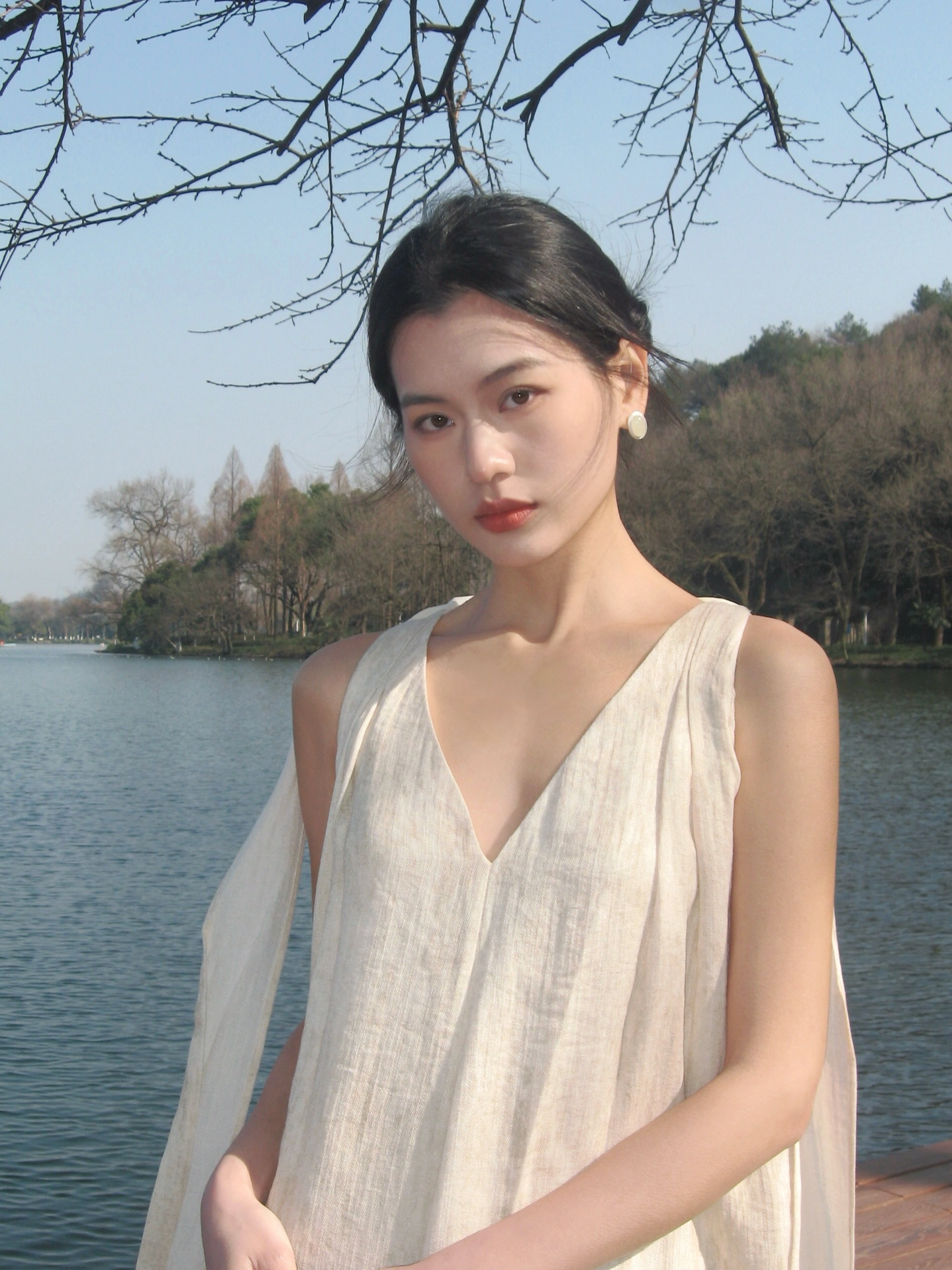 西湖 和苦树一老师最近猛猛拍了好多
先发组超爱的花絮
	
#来拍照了 #我的日常 #氛围感 #清冷感 #ccd #西湖 #花絮 @JmXXin-