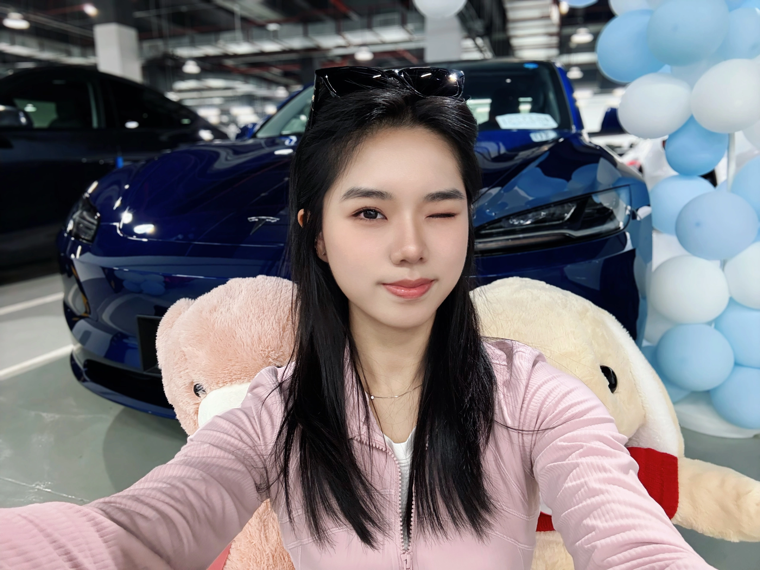 06女大｜喜提大玩具🫶🏻成为特斯拉车主啦~ 在十八岁的时候拥有自己的车车超酷的！！
选择了特别少见的深海蓝，实车太漂亮了，在现场忍不住惊叹[色色R][色色R]
亲爱的小蓝，陪我安全度过每一段旅程~❤️❤️
#喜提新车 #适合女孩子的车 #提车日记 #喜提新车 #交车仪式 #人生第一辆小车车 #梦中情车 #特斯拉深海蓝 #女大学生提车啦 #大玩具 @Isabella奕霏