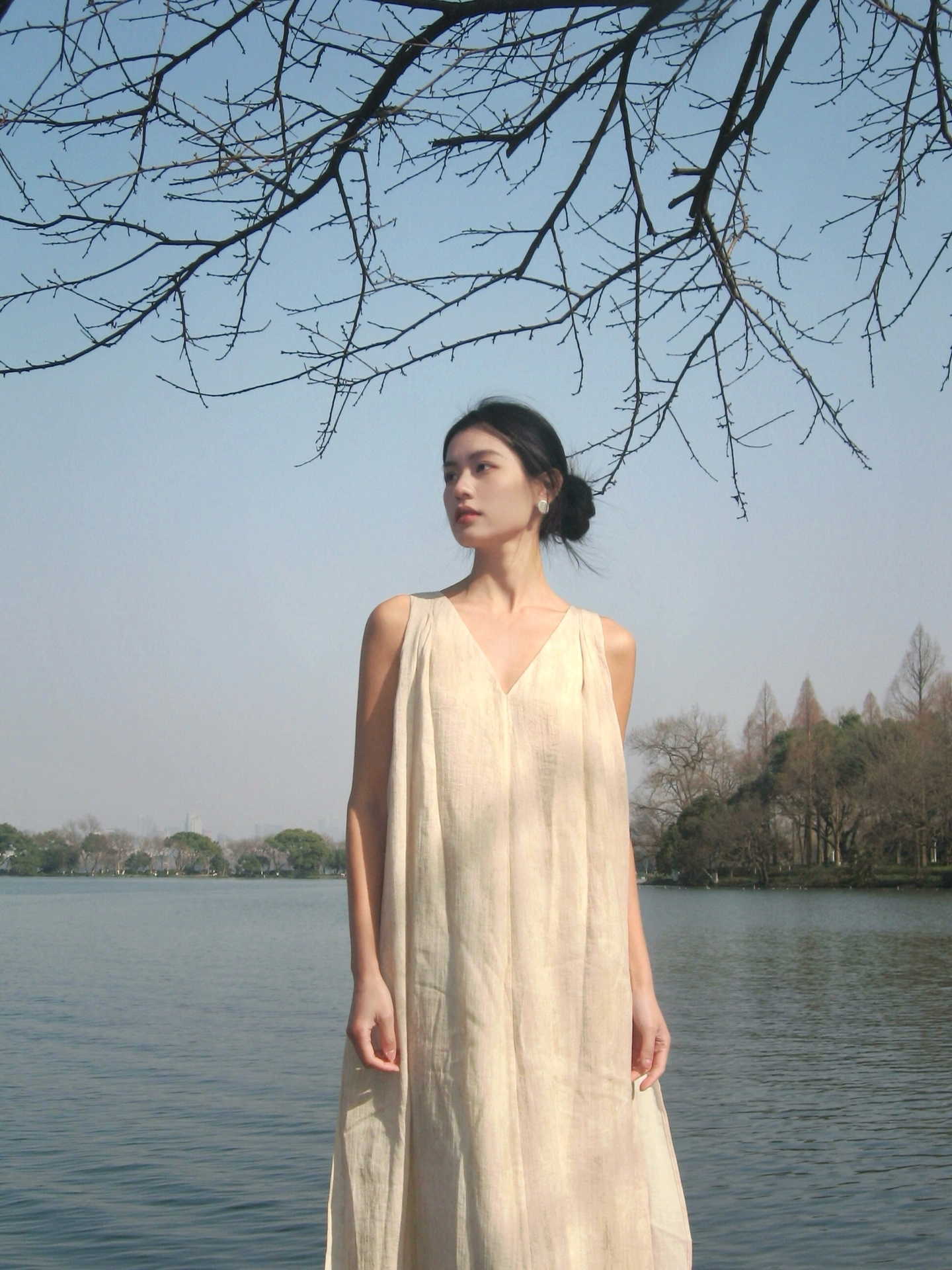 西湖 和苦树一老师最近猛猛拍了好多
先发组超爱的花絮
	
#来拍照了 #我的日常 #氛围感 #清冷感 #ccd #西湖 #花絮 @JmXXin-