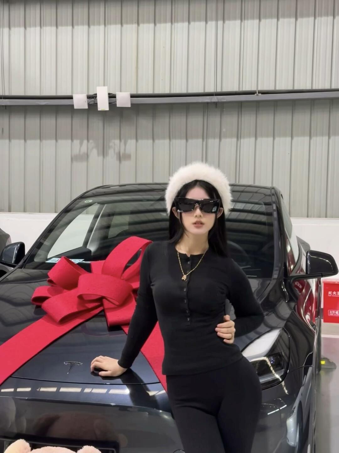 昆明00后女生的第一个大玩具 请不要打击我 #特斯拉 #特斯拉modely #特斯拉model3 #人生第一辆车 #适合年轻人的第一辆车 #提车 #年轻人购车 #适合女孩子的车  #大玩具 @奥特曼爱吃冰淇淋