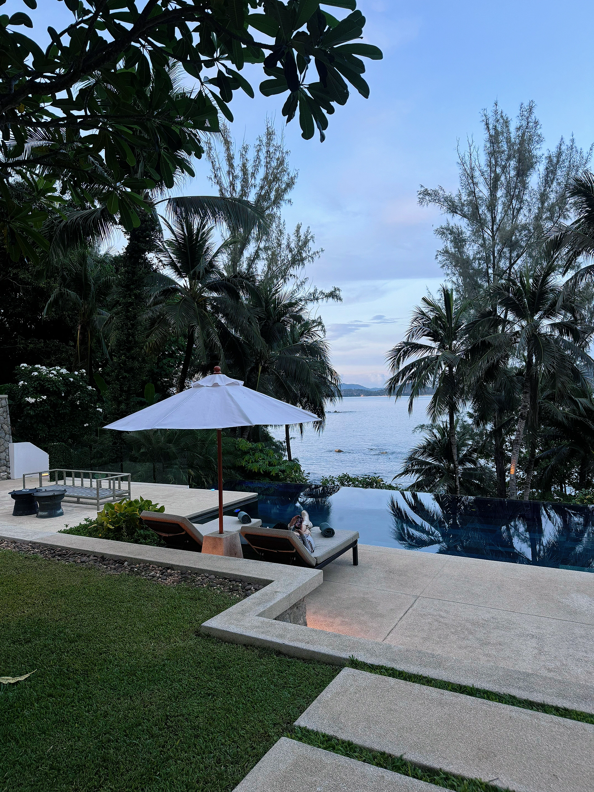 🥥Sabai sabai 🏝️🏖️🐟
🇹🇭泰兰德的夏天
又是库存 真的还有好多照片没发🥲
到处都是棕榈树🌴的普吉岛～又想去泰国玩了 真的很适合度假的地方 喜欢这种换个地方躺的旅游 慢慢的画个妆 拍个照 躺一下 慢节奏的度假  节奏快的简直就是特种兵之行
#好想去热带 #普吉岛 #拍照姿势 #泳池拍照 #海边 #plog #泰国 #浪漫在逃度假人 @大姐头