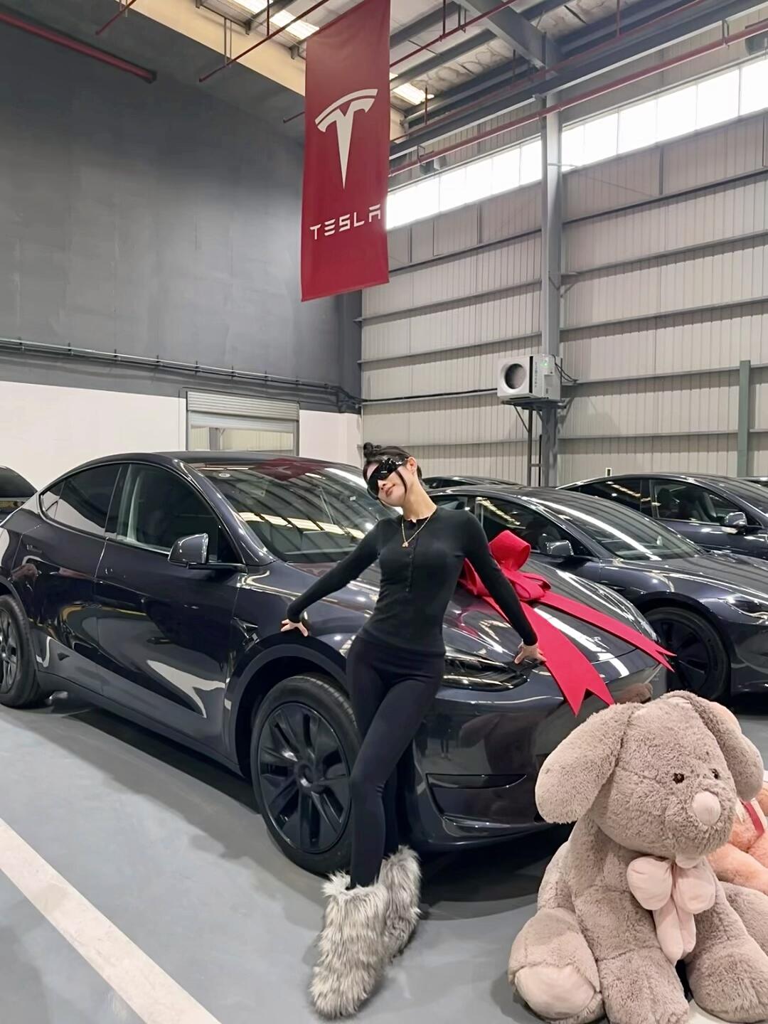 昆明00后女生的第一个大玩具 请不要打击我 #特斯拉 #特斯拉modely #特斯拉model3 #人生第一辆车 #适合年轻人的第一辆车 #提车 #年轻人购车 #适合女孩子的车  #大玩具 @奥特曼爱吃冰淇淋