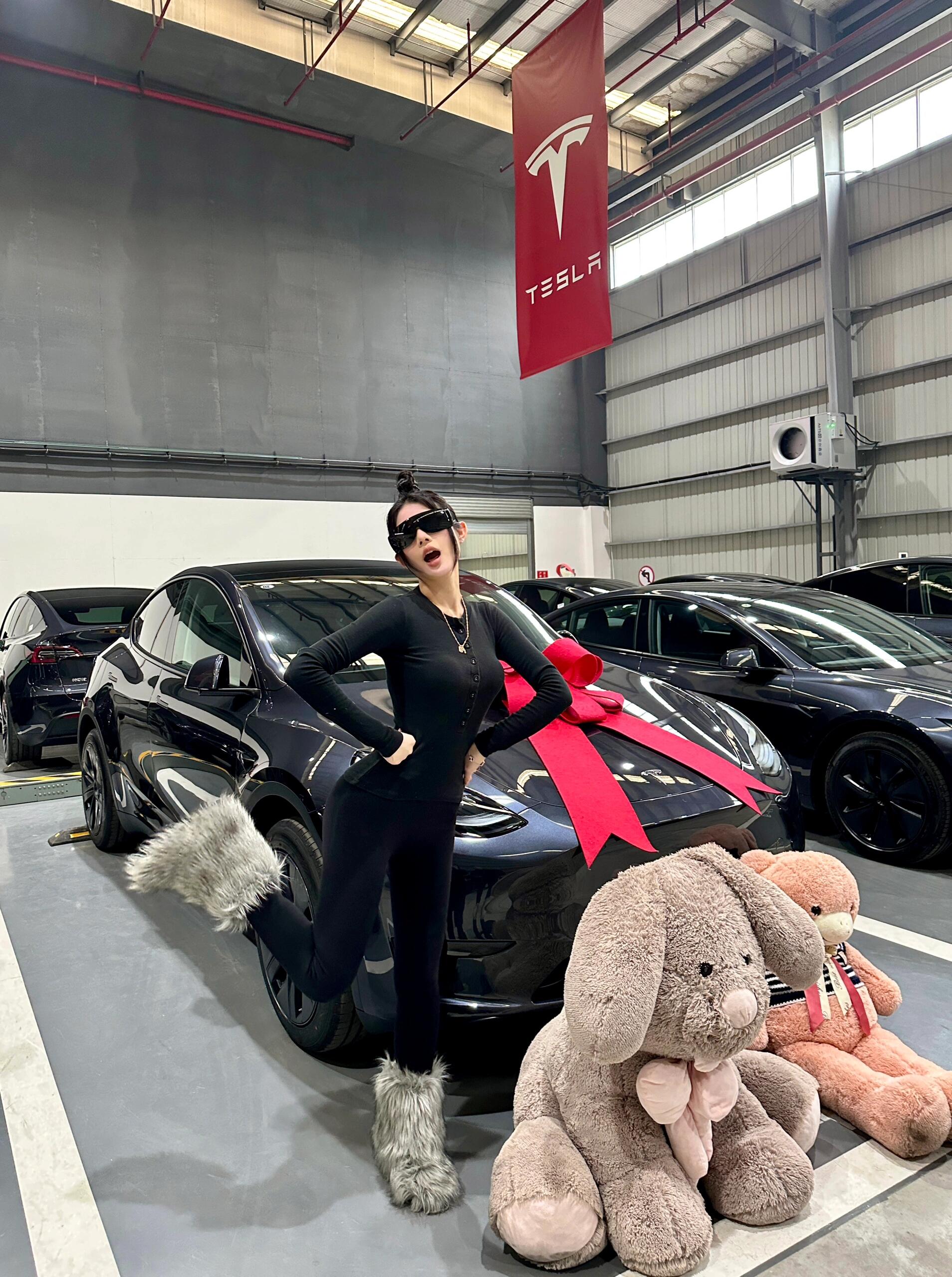 昆明00后女生的第一个大玩具 请不要打击我 #特斯拉 #特斯拉modely #特斯拉model3 #人生第一辆车 #适合年轻人的第一辆车 #提车 #年轻人购车 #适合女孩子的车  #大玩具 @奥特曼爱吃冰淇淋