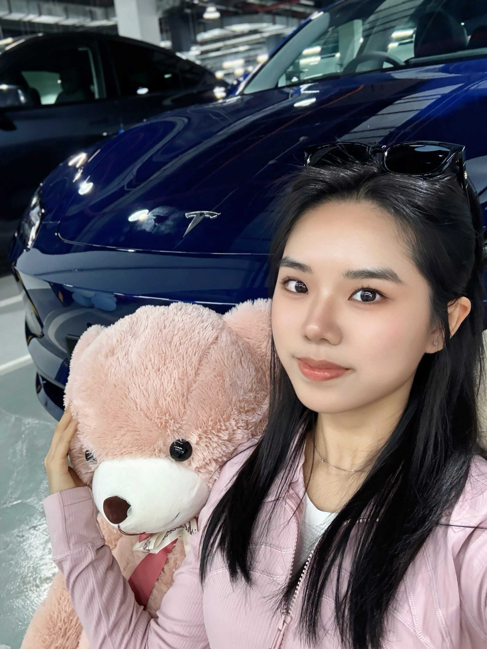 06女大｜喜提大玩具🫶🏻成为特斯拉车主啦~ 在十八岁的时候拥有自己的车车超酷的！！
选择了特别少见的深海蓝，实车太漂亮了，在现场忍不住惊叹[色色R][色色R]
亲爱的小蓝，陪我安全度过每一段旅程~❤️❤️
#喜提新车 #适合女孩子的车 #提车日记 #喜提新车 #交车仪式 #人生第一辆小车车 #梦中情车 #特斯拉深海蓝 #女大学生提车啦 #大玩具 @Isabella奕霏