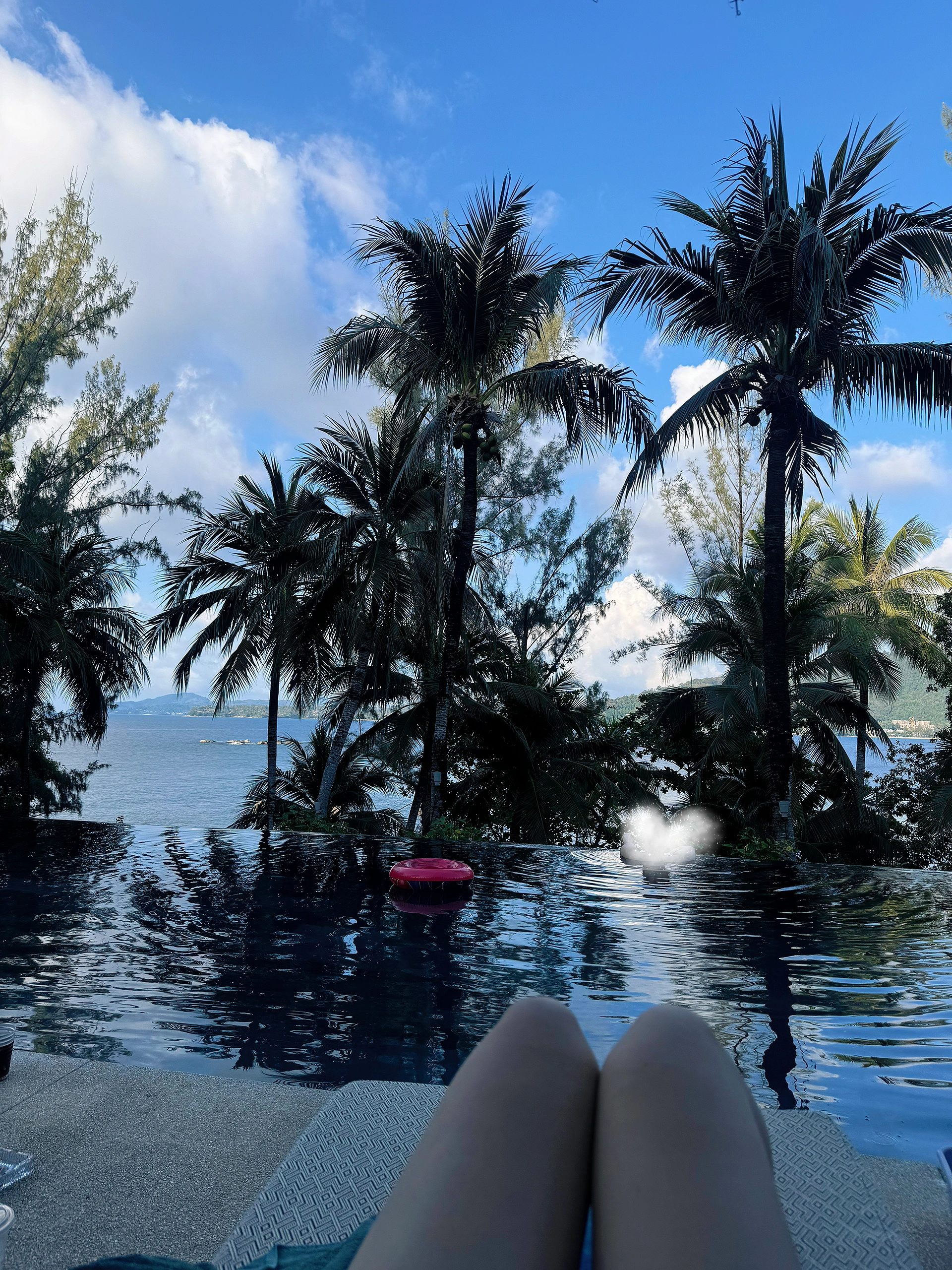 🥥Sabai sabai 🏝️🏖️🐟
🇹🇭泰兰德的夏天
又是库存 真的还有好多照片没发🥲
到处都是棕榈树🌴的普吉岛～又想去泰国玩了 真的很适合度假的地方 喜欢这种换个地方躺的旅游 慢慢的画个妆 拍个照 躺一下 慢节奏的度假  节奏快的简直就是特种兵之行
#好想去热带 #普吉岛 #拍照姿势 #泳池拍照 #海边 #plog #泰国 #浪漫在逃度假人 @大姐头