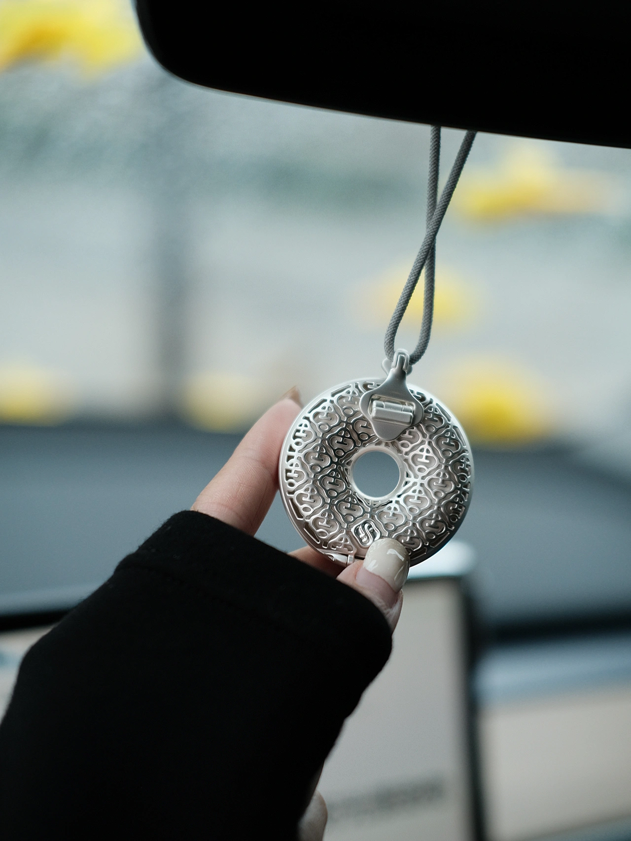 🤍TESLA｜花西子车载香薰「平安扣·扣平安」 –
平安扣
寓意平安吉祥
开车时看着它
心情都平静了
–
花西子平安扣车载香氛
平安扣造型
温润如玉的质感
和特斯拉的极简风正好搭配
不仅是车载香薰
还是一个很美的装饰品
柑橘木质香
均匀散发车内每个角落
淡淡的不会担心好会晕香
清新与温暖完美邂逅
优雅｜沉稳｜放松
	
#特斯拉
#特斯拉女车主
#特斯拉modely
#车载香薰
#花西子
#花西子平安扣
#花西子车载香氛
#车载香氛
#车载香薰
#车载好物推荐 @张张在生活