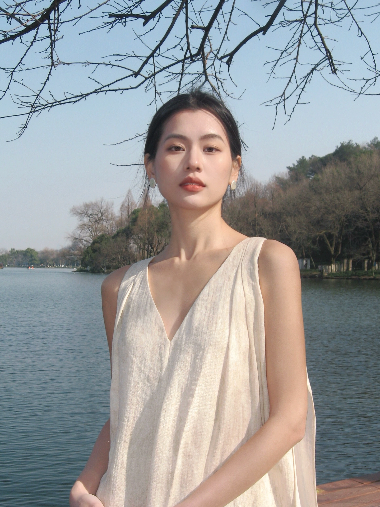 西湖 和苦树一老师最近猛猛拍了好多
先发组超爱的花絮
	
#来拍照了 #我的日常 #氛围感 #清冷感 #ccd #西湖 #花絮 @JmXXin-