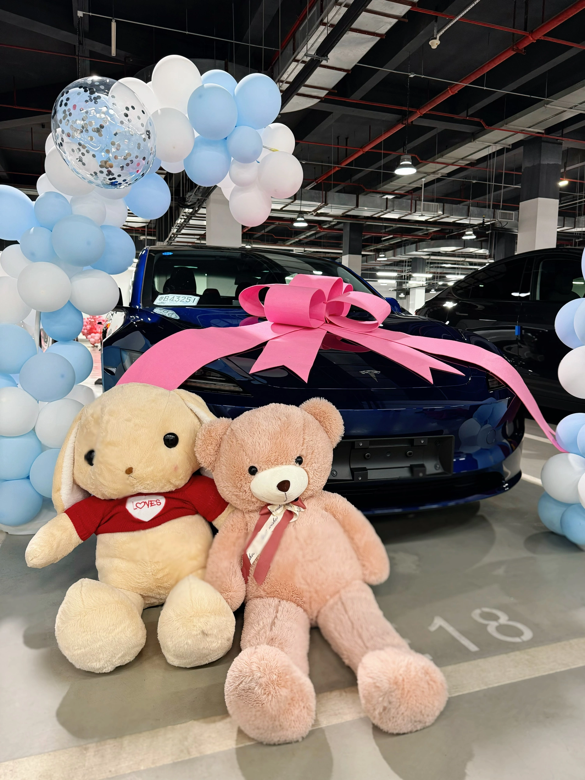 06女大｜喜提大玩具🫶🏻成为特斯拉车主啦~ 在十八岁的时候拥有自己的车车超酷的！！
选择了特别少见的深海蓝，实车太漂亮了，在现场忍不住惊叹[色色R][色色R]
亲爱的小蓝，陪我安全度过每一段旅程~❤️❤️
#喜提新车 #适合女孩子的车 #提车日记 #喜提新车 #交车仪式 #人生第一辆小车车 #梦中情车 #特斯拉深海蓝 #女大学生提车啦 #大玩具 @Isabella奕霏