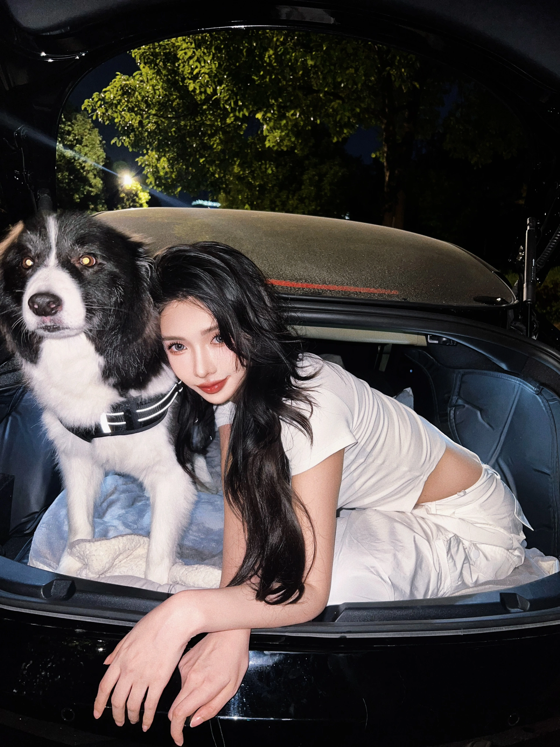 带Na少床车露营⛺️被追着问这是明星小狗吗？ 谁懂女生养边牧有多帅😎
带Na少出来床车露营⛺️
拍照的时候被好几个路人问你这是明星小狗吗？
作为狗妈的那颗骄傲的心一下子上来了，嘴里说着不是不是…心里…你们懂吧…乐开花🌸🫰🏻（心想真有眼光）
瞧瞧姐花50布置的特斯拉model3大床房～有点意思吧[萌萌哒R]@汽车薯 @宠物薯
#宠物坐车初体验 #我的宠物是人机 #框住车内小幸福
#边牧 #带着边牧去旅游 #特斯拉model3 #特斯拉 @李富贵和banana