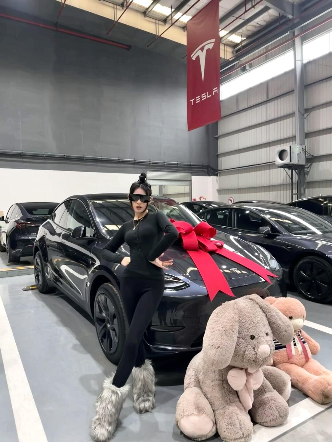 昆明00后女生的第一个大玩具 请不要打击我 #特斯拉 #特斯拉modely #特斯拉model3 #人生第一辆车 #适合年轻人的第一辆车 #提车 #年轻人购车 #适合女孩子的车  #大玩具 @奥特曼爱吃冰淇淋