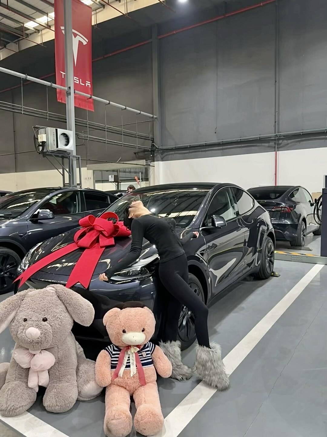 昆明00后女生的第一个大玩具 请不要打击我 #特斯拉 #特斯拉modely #特斯拉model3 #人生第一辆车 #适合年轻人的第一辆车 #提车 #年轻人购车 #适合女孩子的车  #大玩具 @奥特曼爱吃冰淇淋