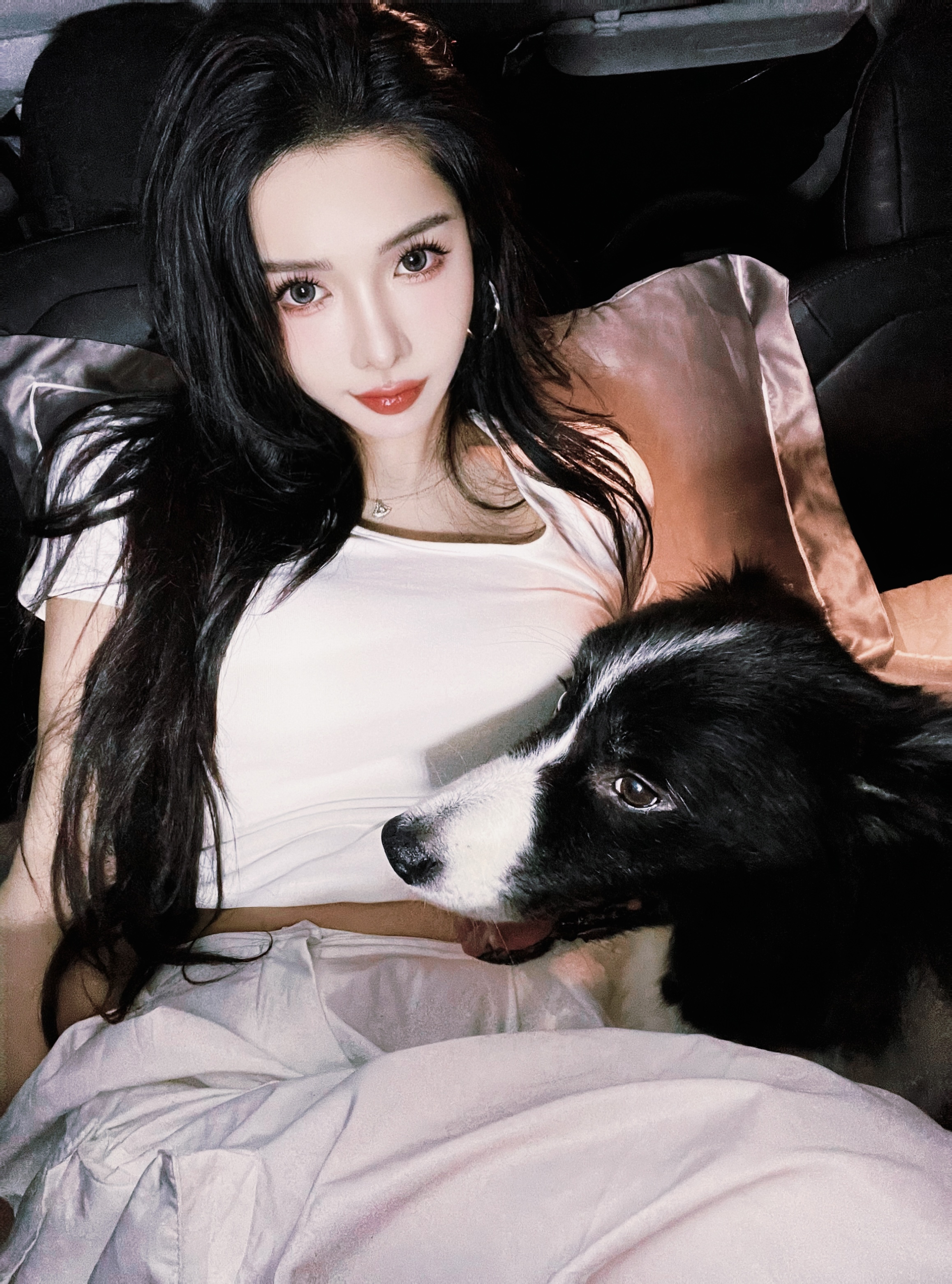 带Na少床车露营⛺️被追着问这是明星小狗吗？ 谁懂女生养边牧有多帅😎
带Na少出来床车露营⛺️
拍照的时候被好几个路人问你这是明星小狗吗？
作为狗妈的那颗骄傲的心一下子上来了，嘴里说着不是不是…心里…你们懂吧…乐开花🌸🫰🏻（心想真有眼光）
瞧瞧姐花50布置的特斯拉model3大床房～有点意思吧[萌萌哒R]@汽车薯 @宠物薯
#宠物坐车初体验 #我的宠物是人机 #框住车内小幸福
#边牧 #带着边牧去旅游 #特斯拉model3 #特斯拉 @李富贵和banana