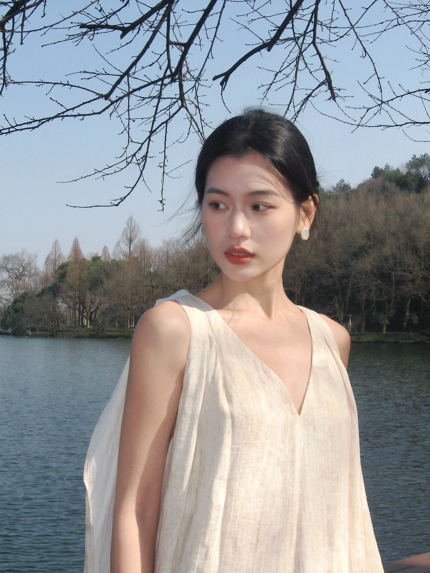 西湖 和苦树一老师最近猛猛拍了好多
先发组超爱的花絮
	
#来拍照了 #我的日常 #氛围感 #清冷感 #ccd #西湖 #花絮 @JmXXin-